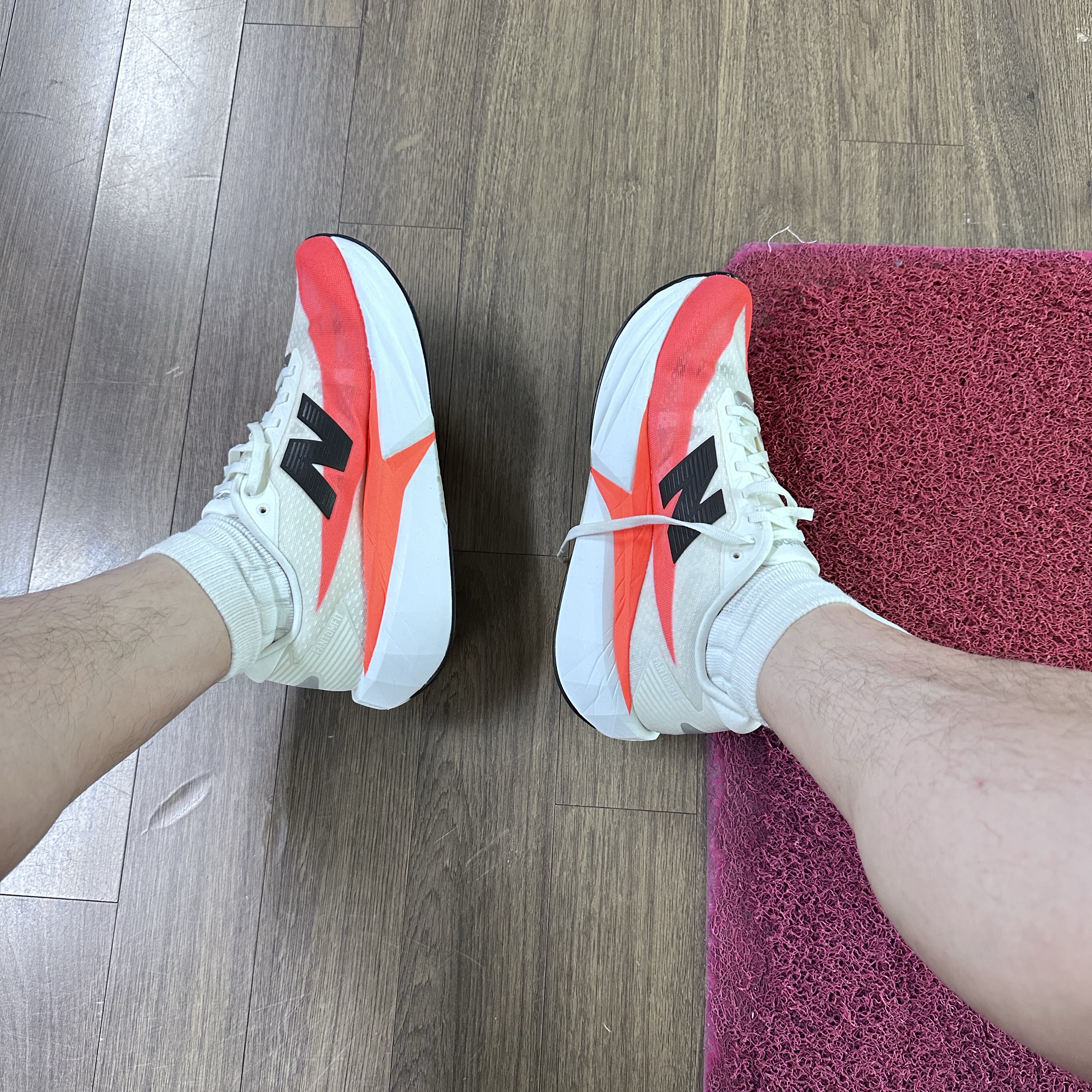 New Balance FuelCell Rebel v5 Urgent Red White Sea Salt - 2E Wide 착용 스타일