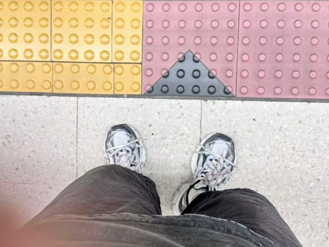(W) Balenciaga 3XL Sneakers Grey White Red 착용 스타일