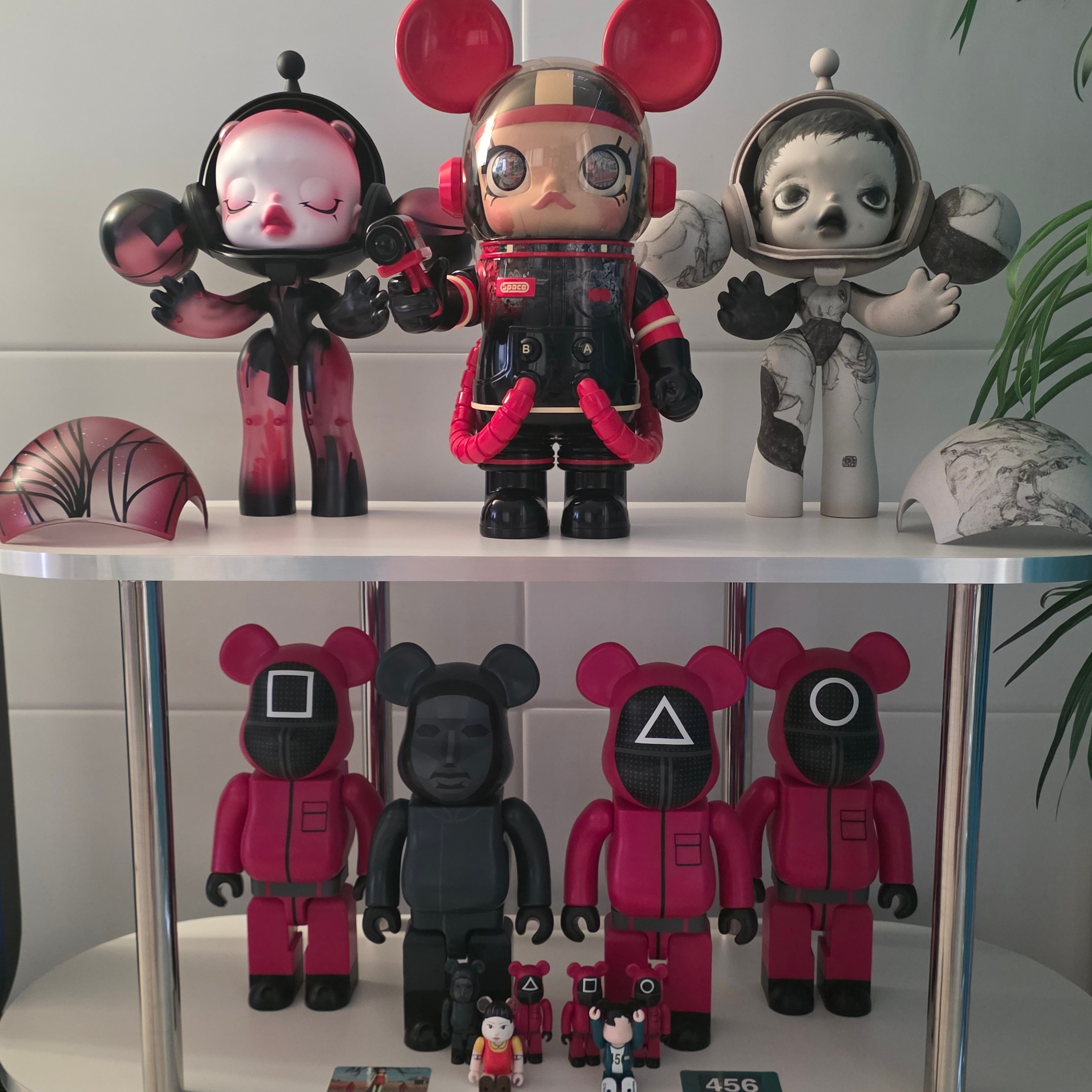 Pop Mart x Egon Schiele Mega Alpha Skullpanda 400% 착용 스타일 - 2
