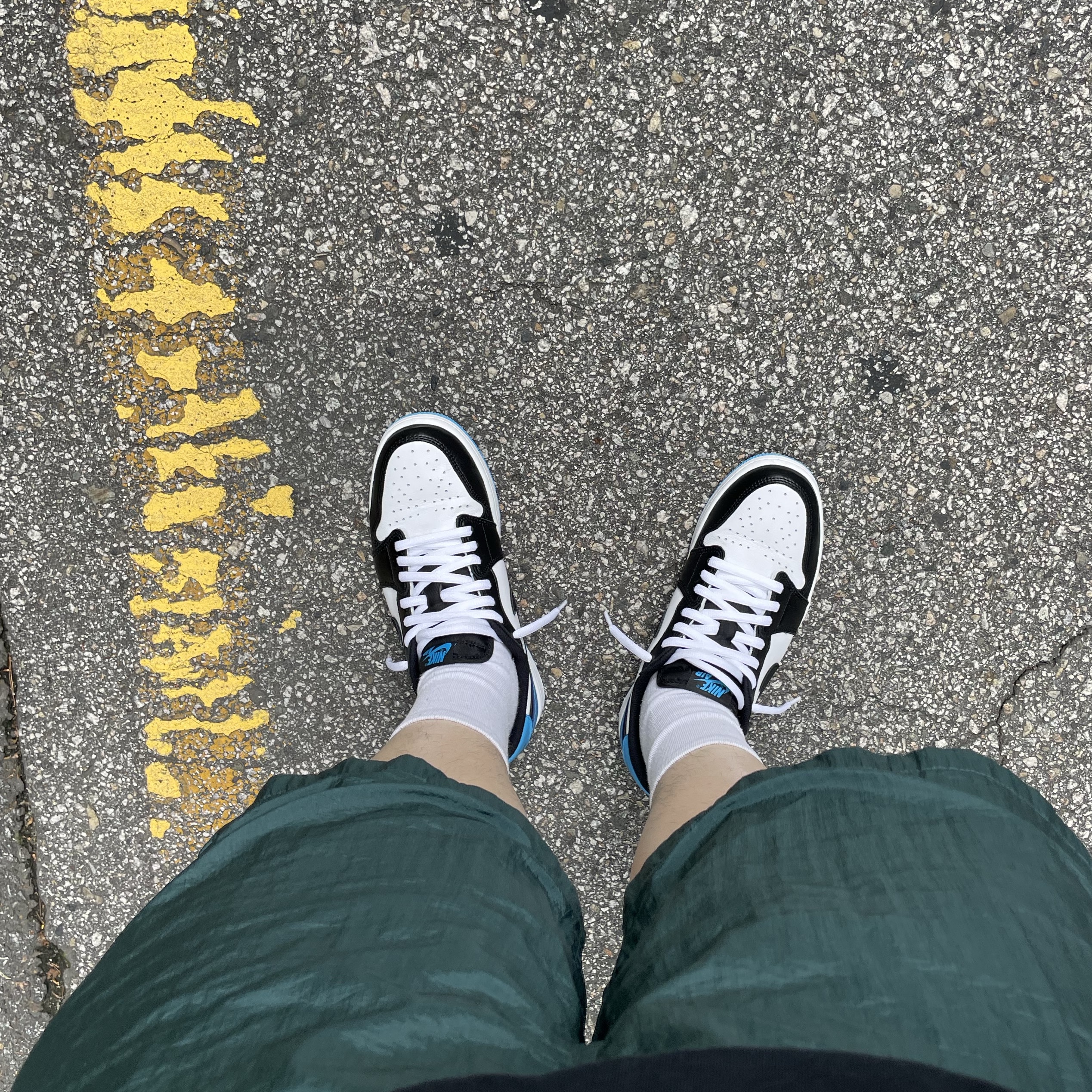 Jordan 1 Retro Low OG Black and Dark Powder Blue 착용 스타일 - 2