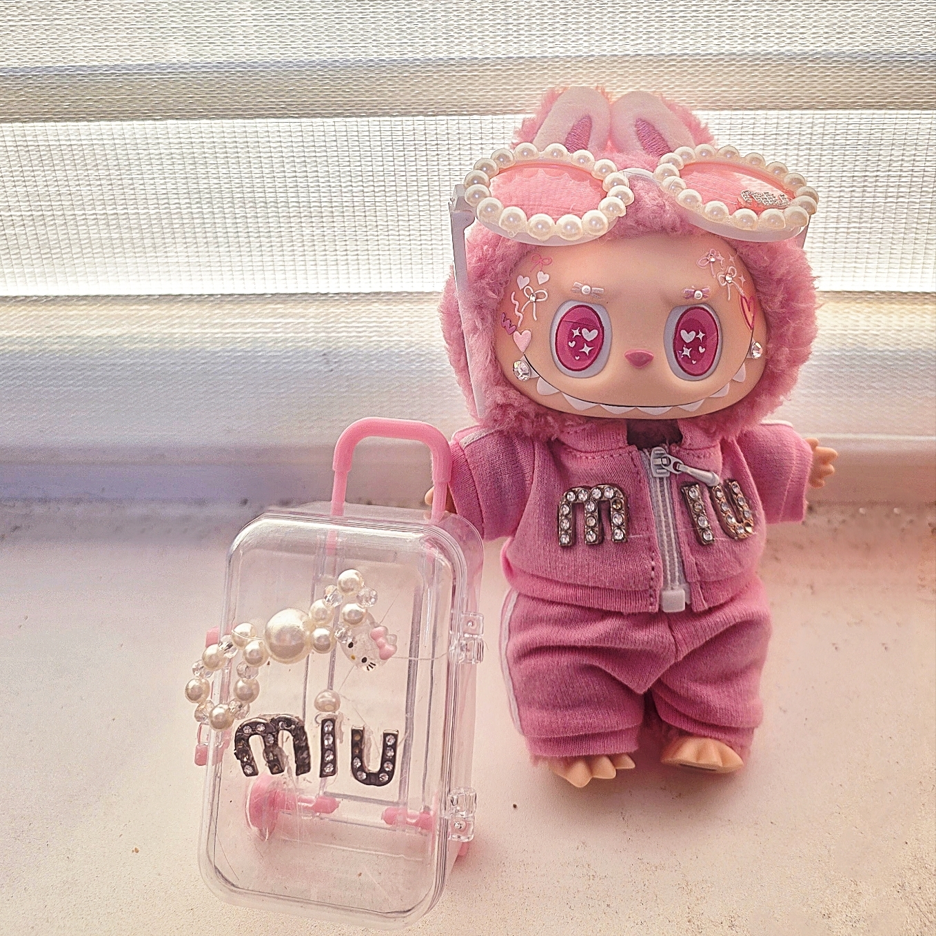 Pop Mart Labubu The Monsters Labubu Tasty Macarons Series Lyche Berry Keyring 착용 스타일