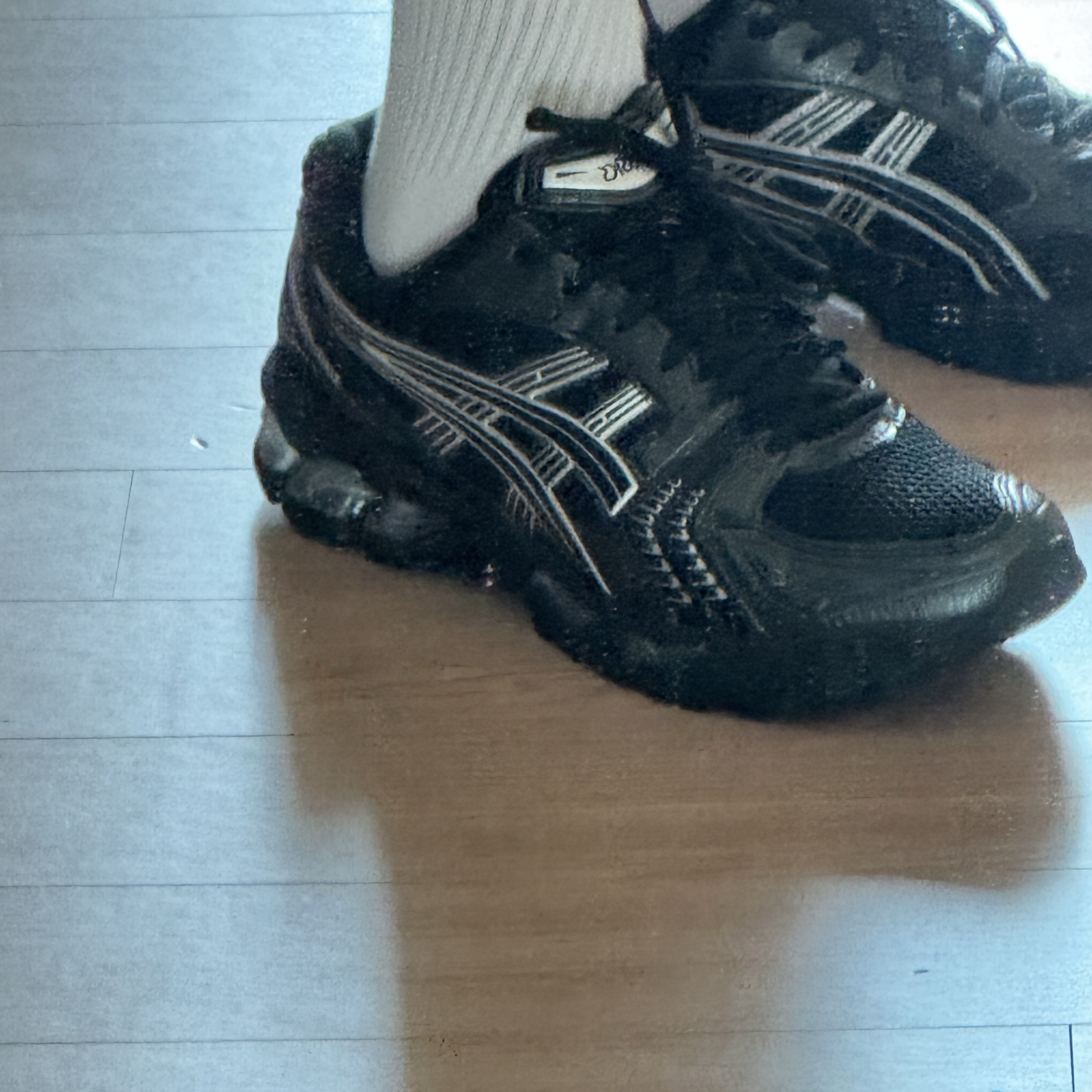 Asics Gel-Kayano 14 Black Pure Silver 착용 스타일 - 4
