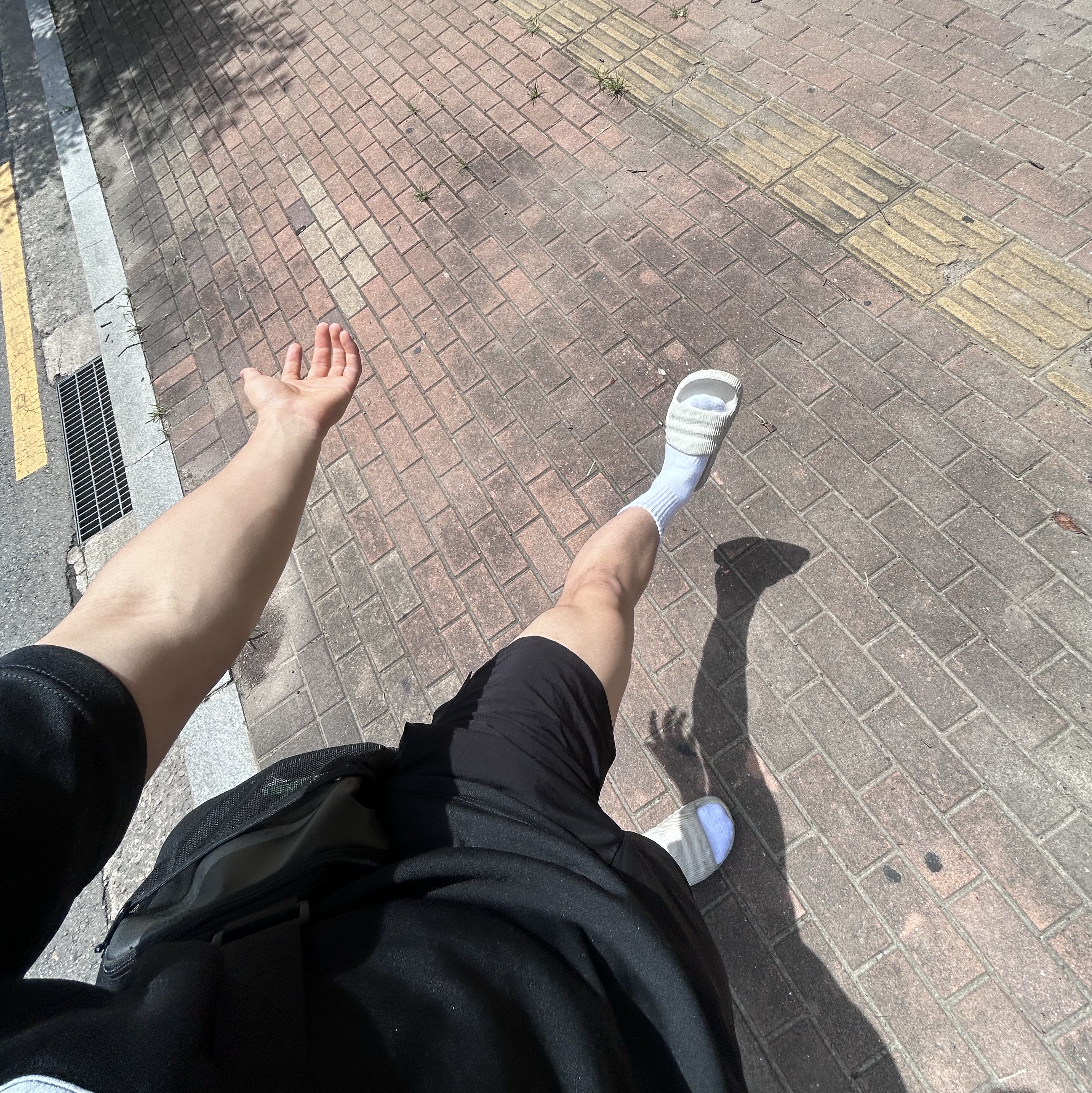 Adidas Adilette 22 Aluminium 착용 스타일 - 1