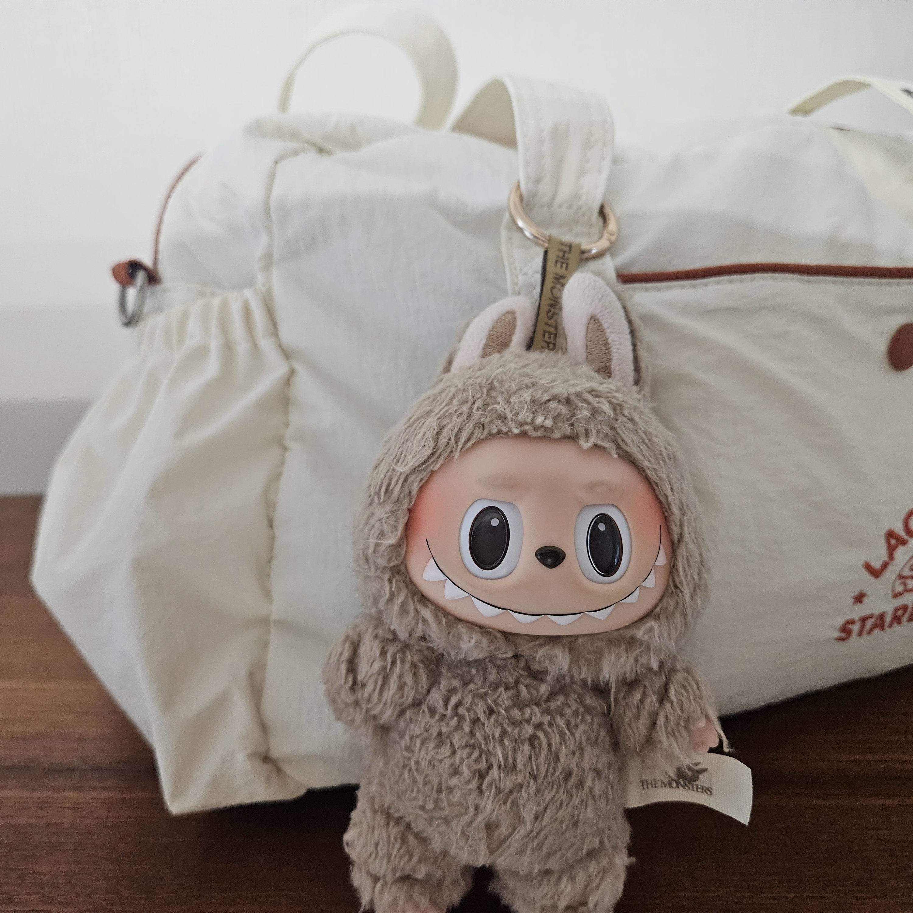 Pop Mart Labubu The Monsters Labubu Tasty Macarons Series Toffe Keyring, Starbucks x Lacoste Multiple Bag Ivory 착용 스타일 - 3