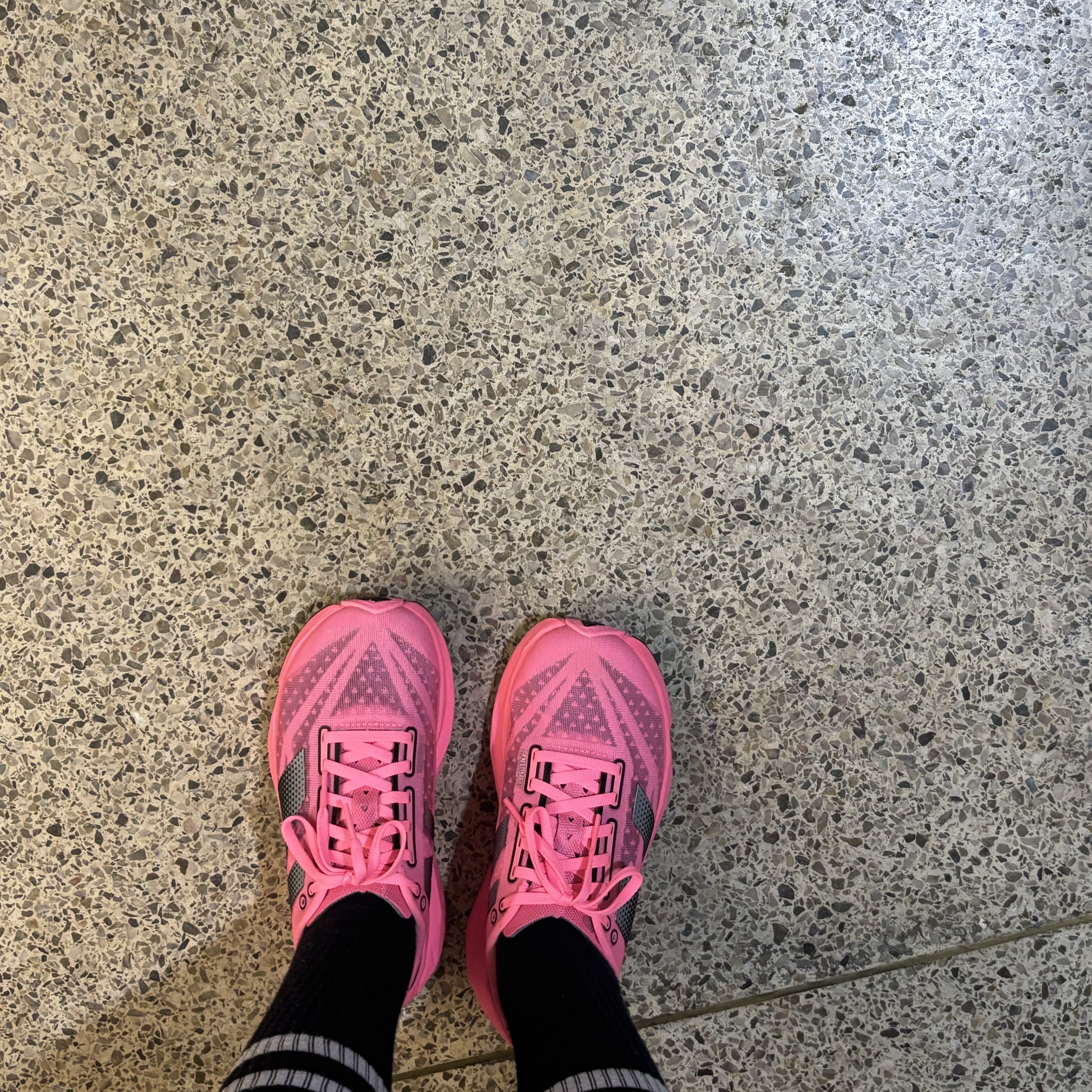 (W) New Balance FuelCell Rebel v4 Ultra Pink Black - D Wide 착용 스타일
