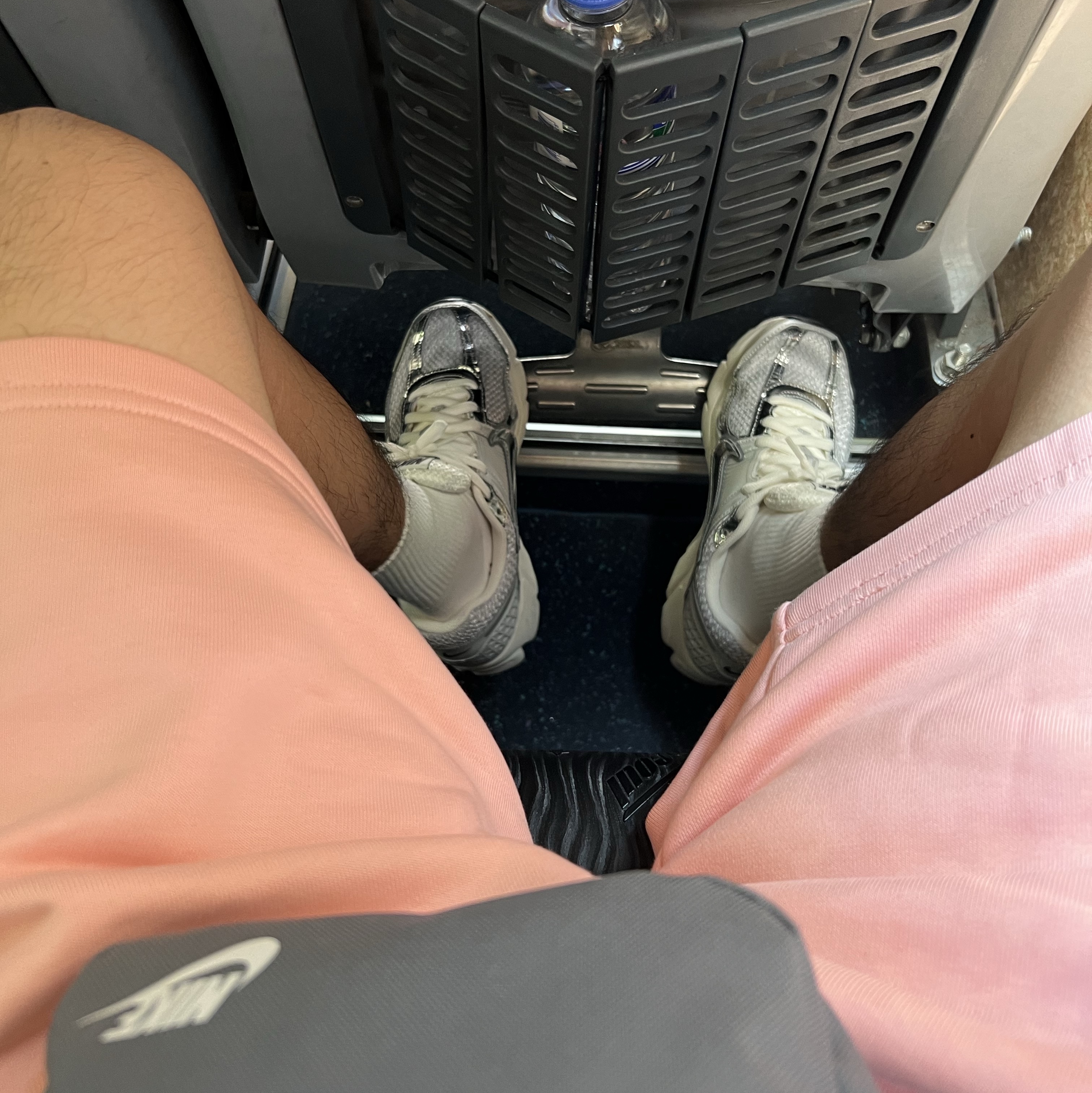 Nike NRG Solo Swoosh Fleece Shorts Bleached Coral - Asia, Nike Zoom Vomero 5 Photon Dust Gridiron 착용 스타일