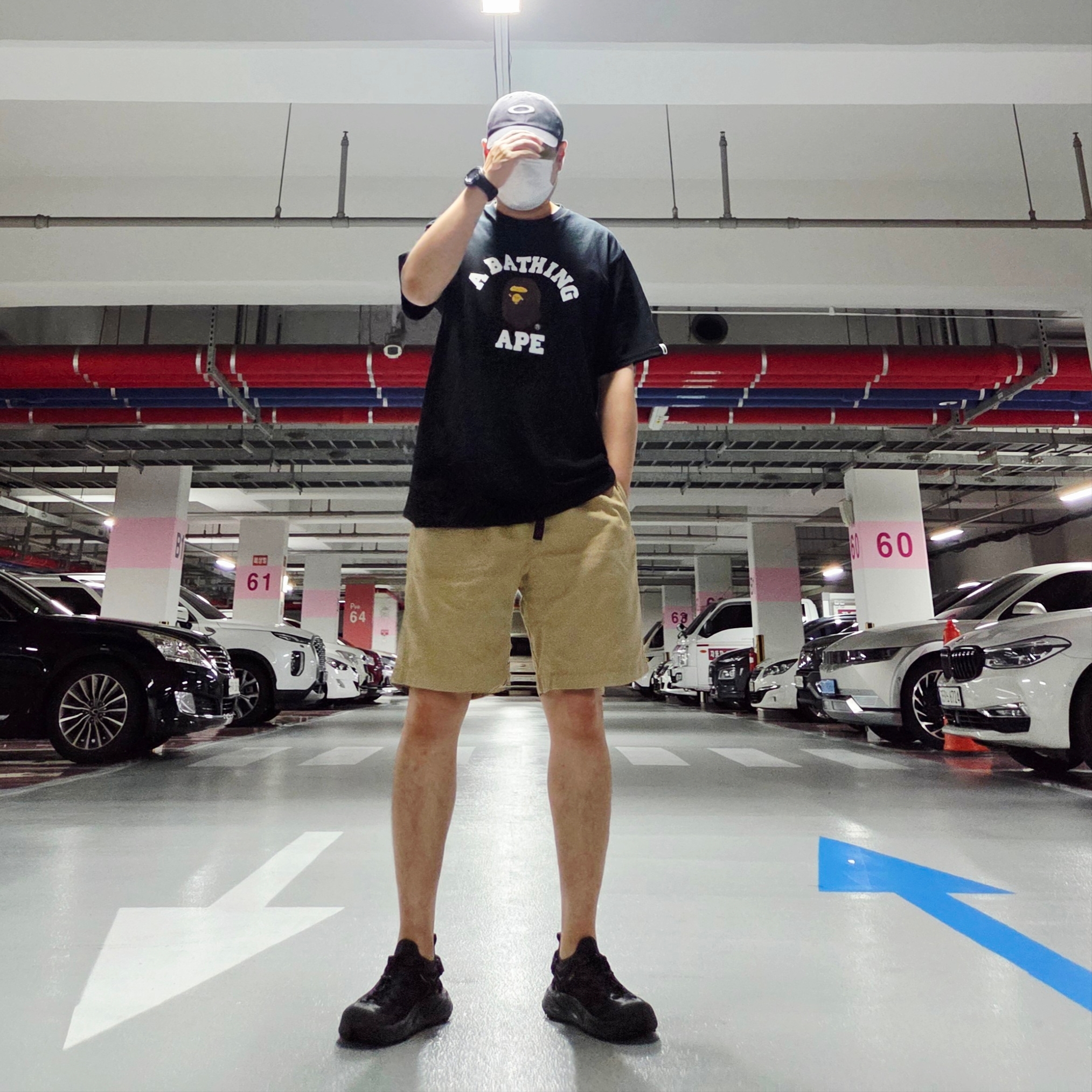 Oakley Remix Dad Hat Blackout, BAPE College T-Shirt Black 착용 스타일 - 4