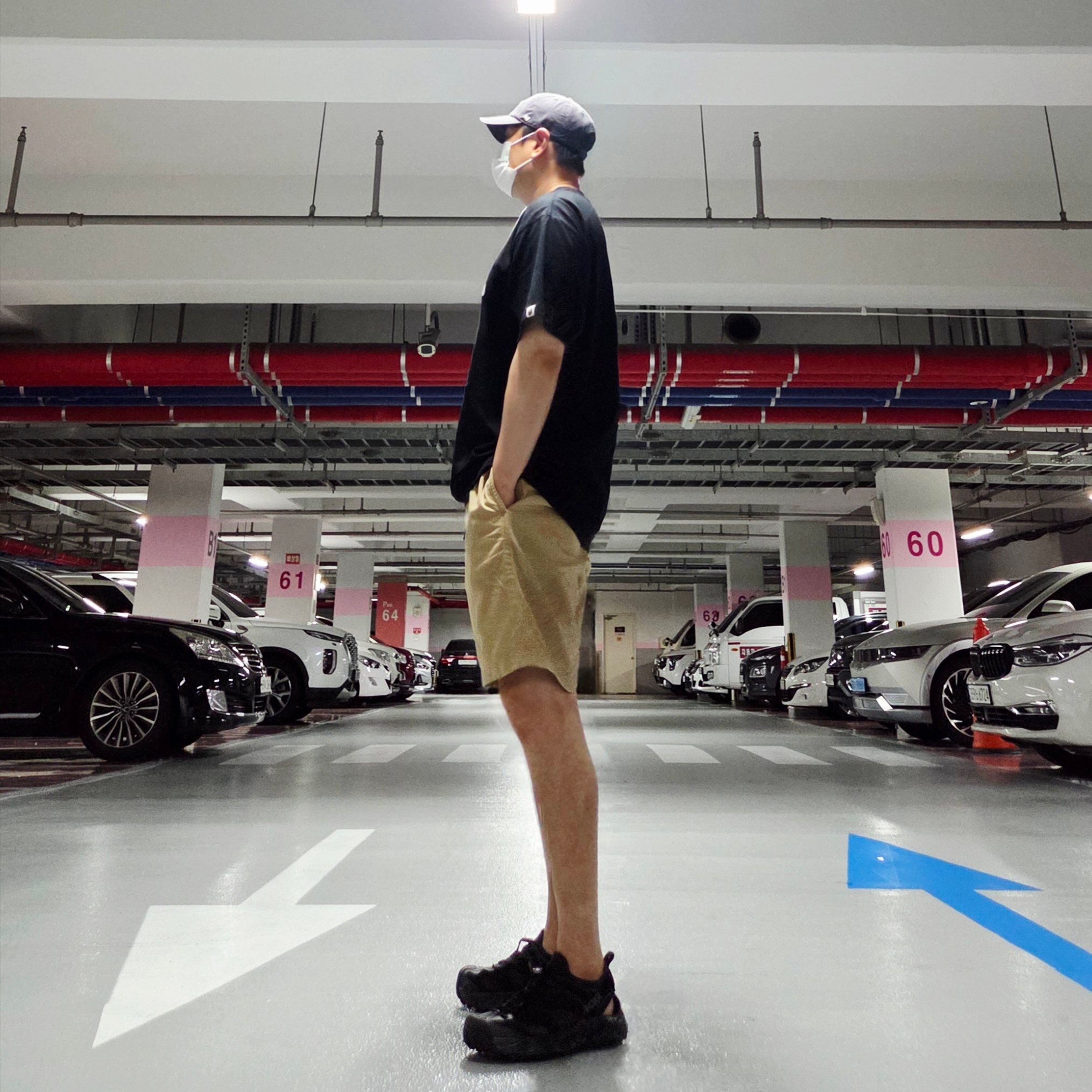 Oakley Remix Dad Hat Blackout, BAPE College T-Shirt Black 착용 스타일 - 3