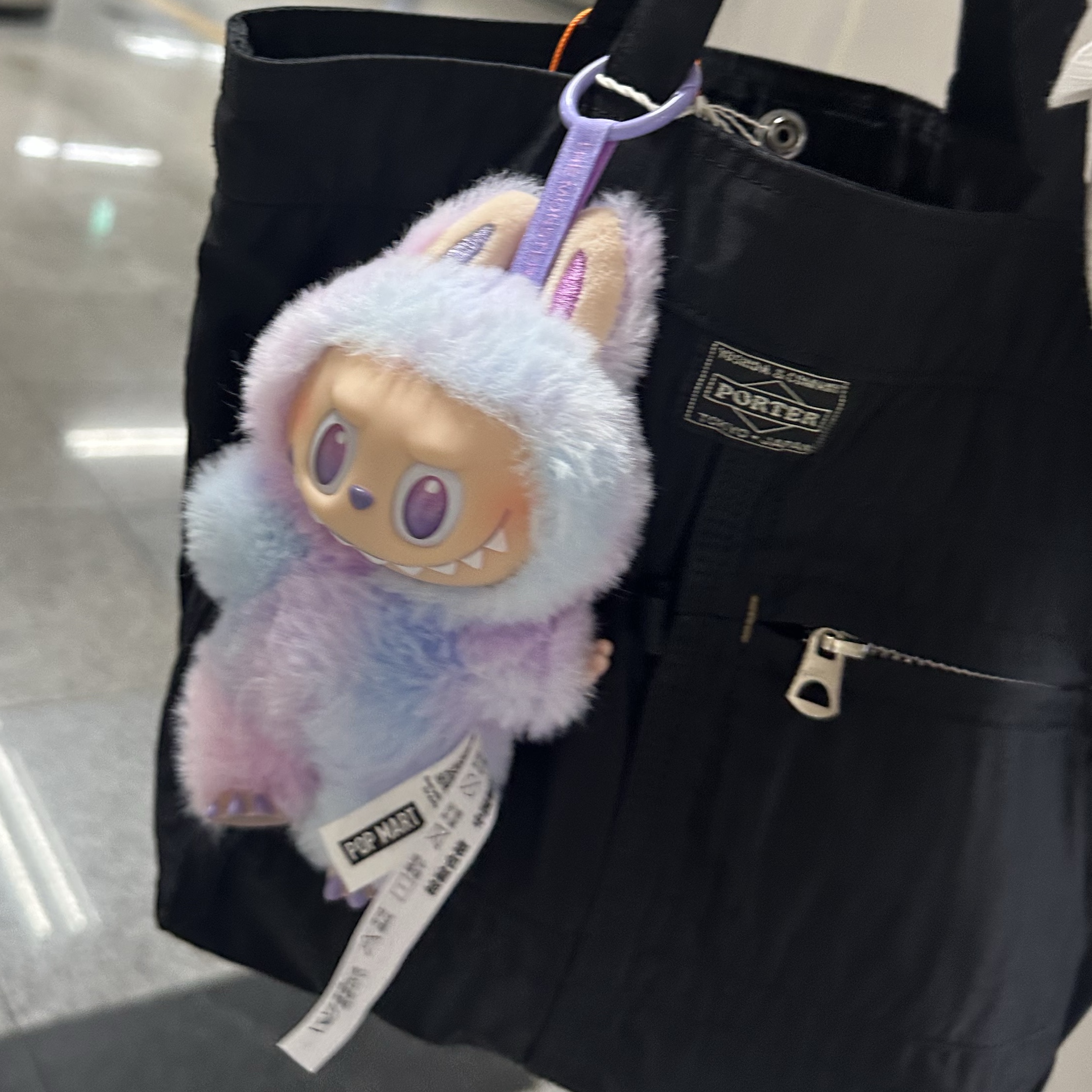 Porter Mile Mini Tote Bag Black 착용 스타일