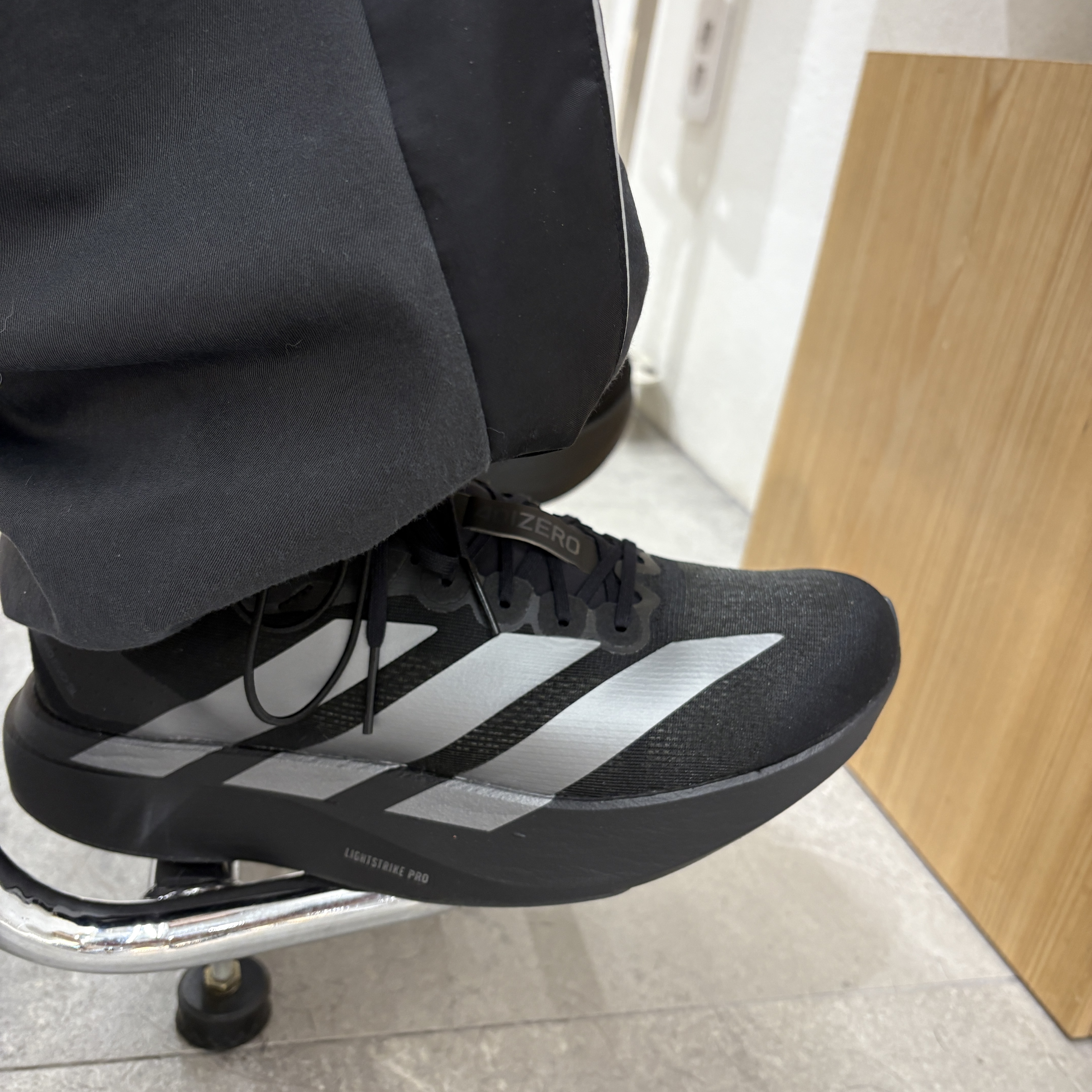 Adidas Adizero EVO SL Core Black Iron Metallic 착용 스타일 - 3