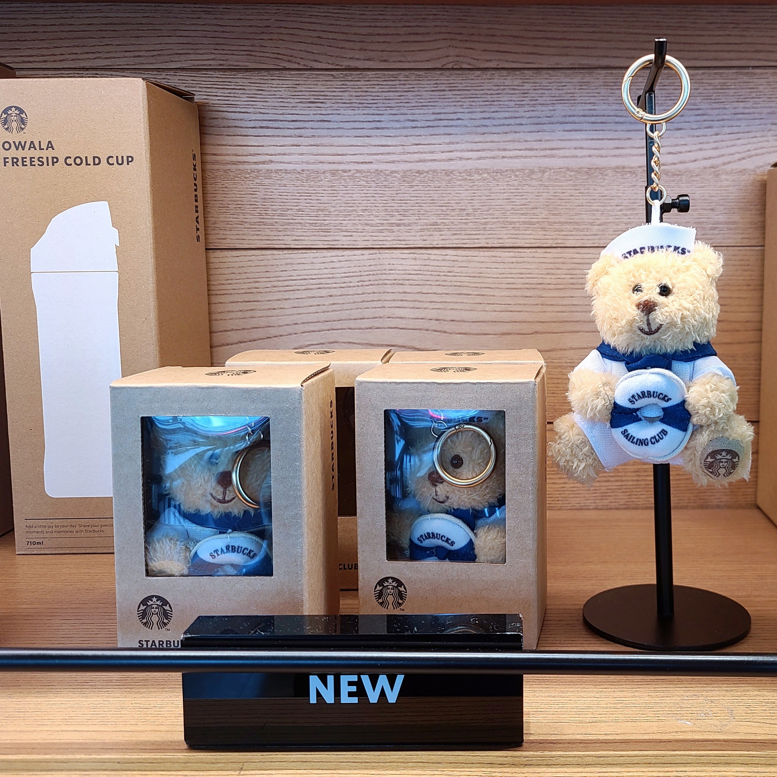 Starbucks SS Stanley White Quencher 887ml, Starbucks SS Stanley Blue Quencher 887ml 착용 스타일 - 3