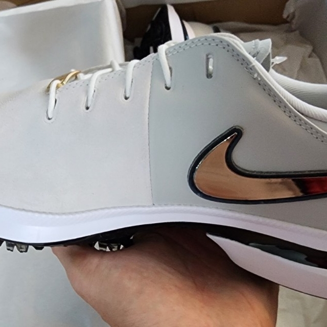 Nike Air Zoom Victory Tour 3 NRG Wide White Metallic Silver 착용 스타일