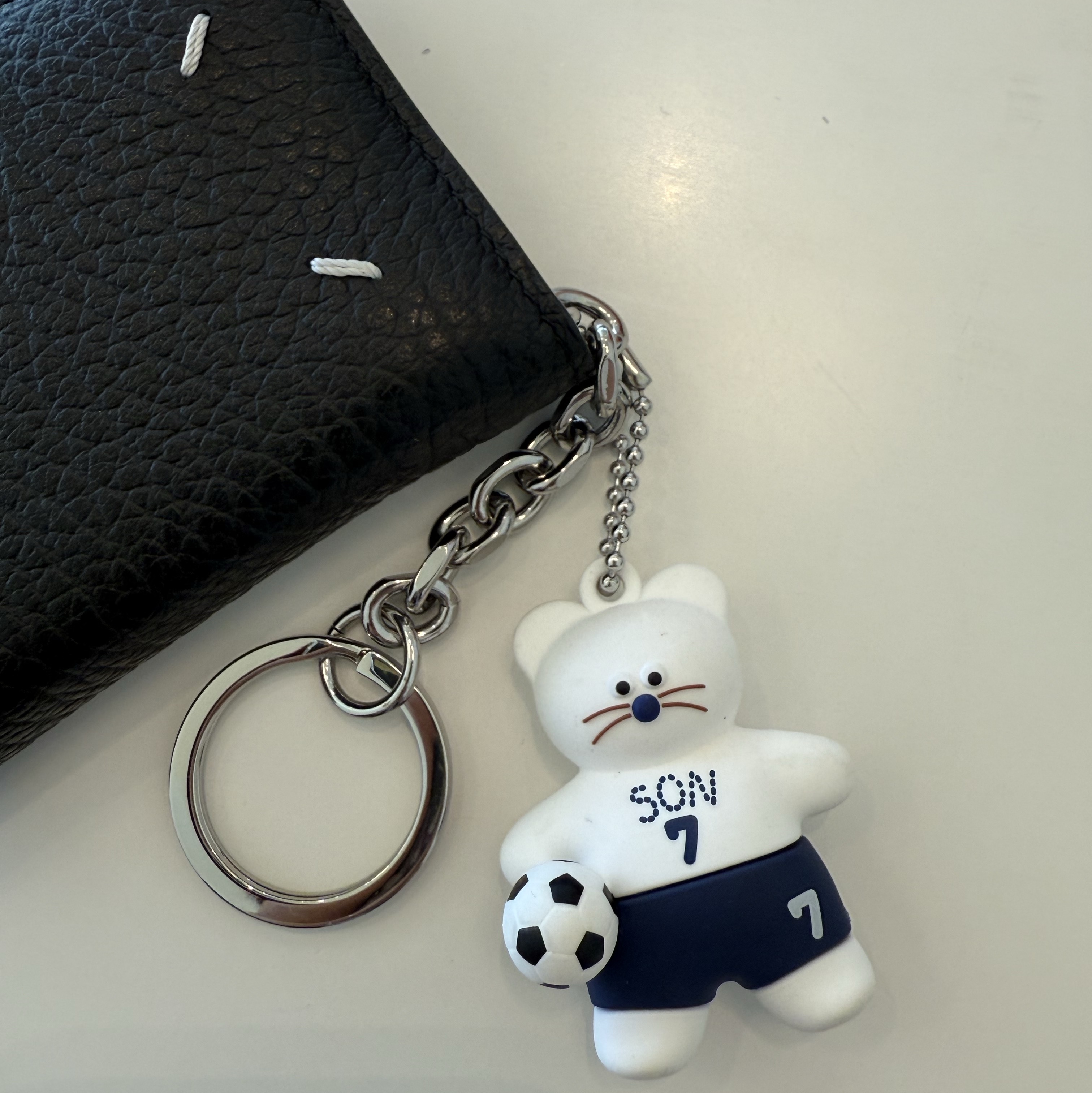 Maison Margiela Keyring Wallet Black, Monamhee x NOS7 SON.hee Figure Keyring Cream 착용 스타일
