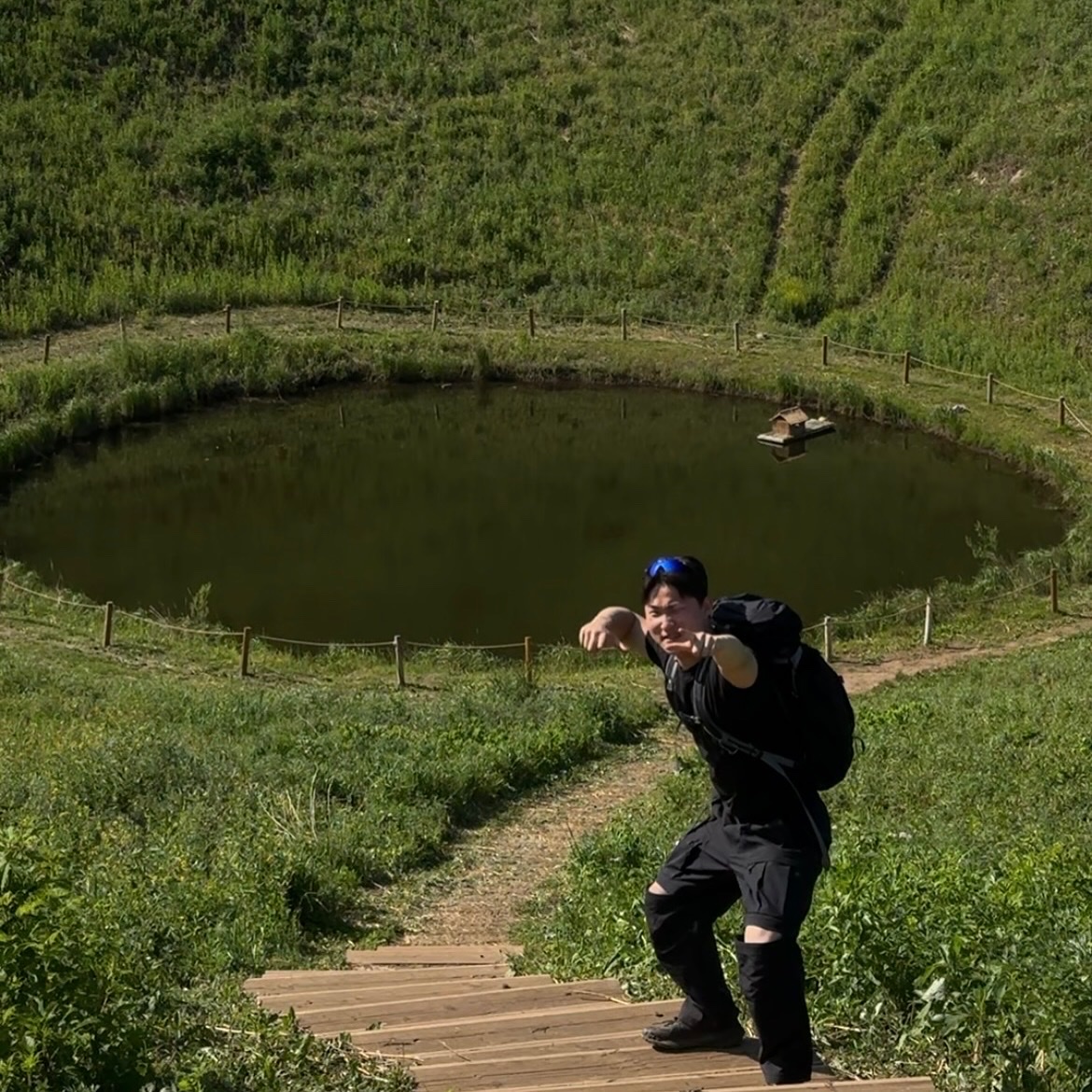 Nike ACG Smith Summit Cargo Pants Black Anthracite - Asia, Nike ACG Mountain Fly 2 Low Gore-Tex Black and Dark Smoke Grey 착용 스타일 - 3
