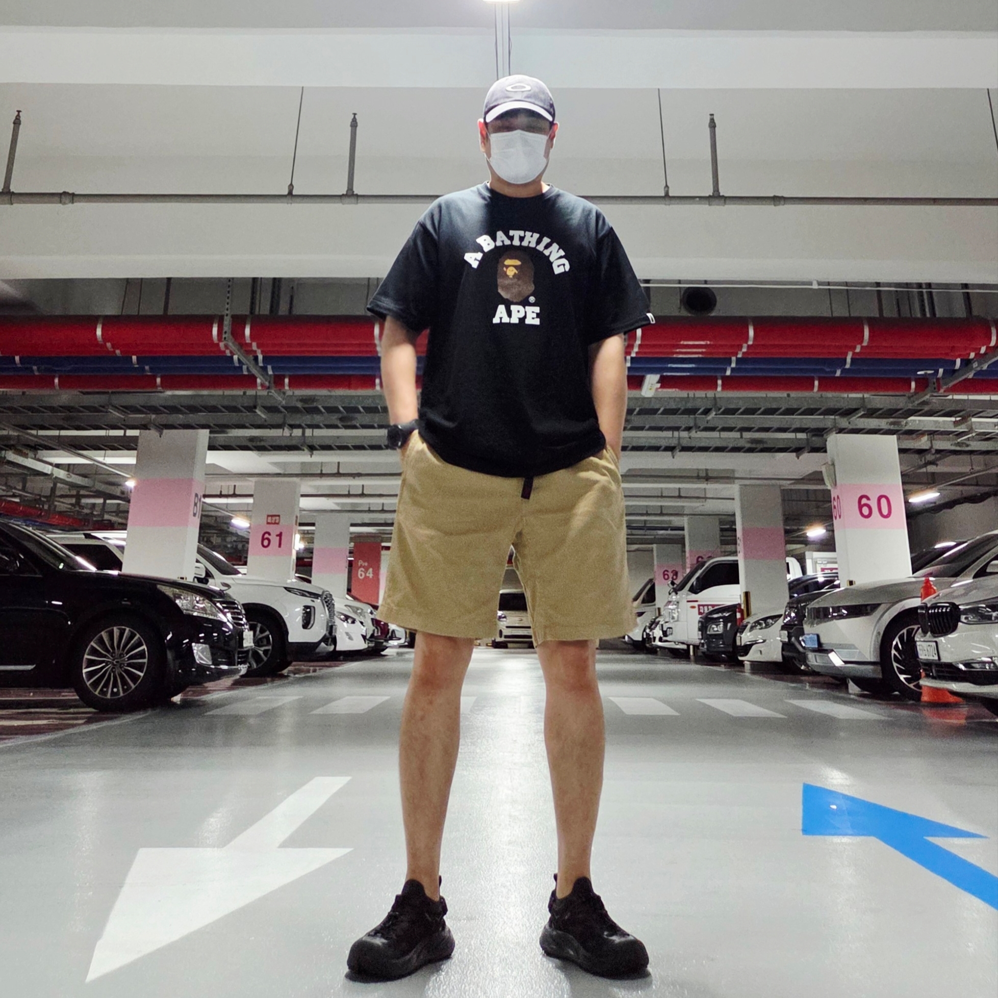 Oakley Remix Dad Hat Blackout, BAPE College T-Shirt Black 착용 스타일 - 1