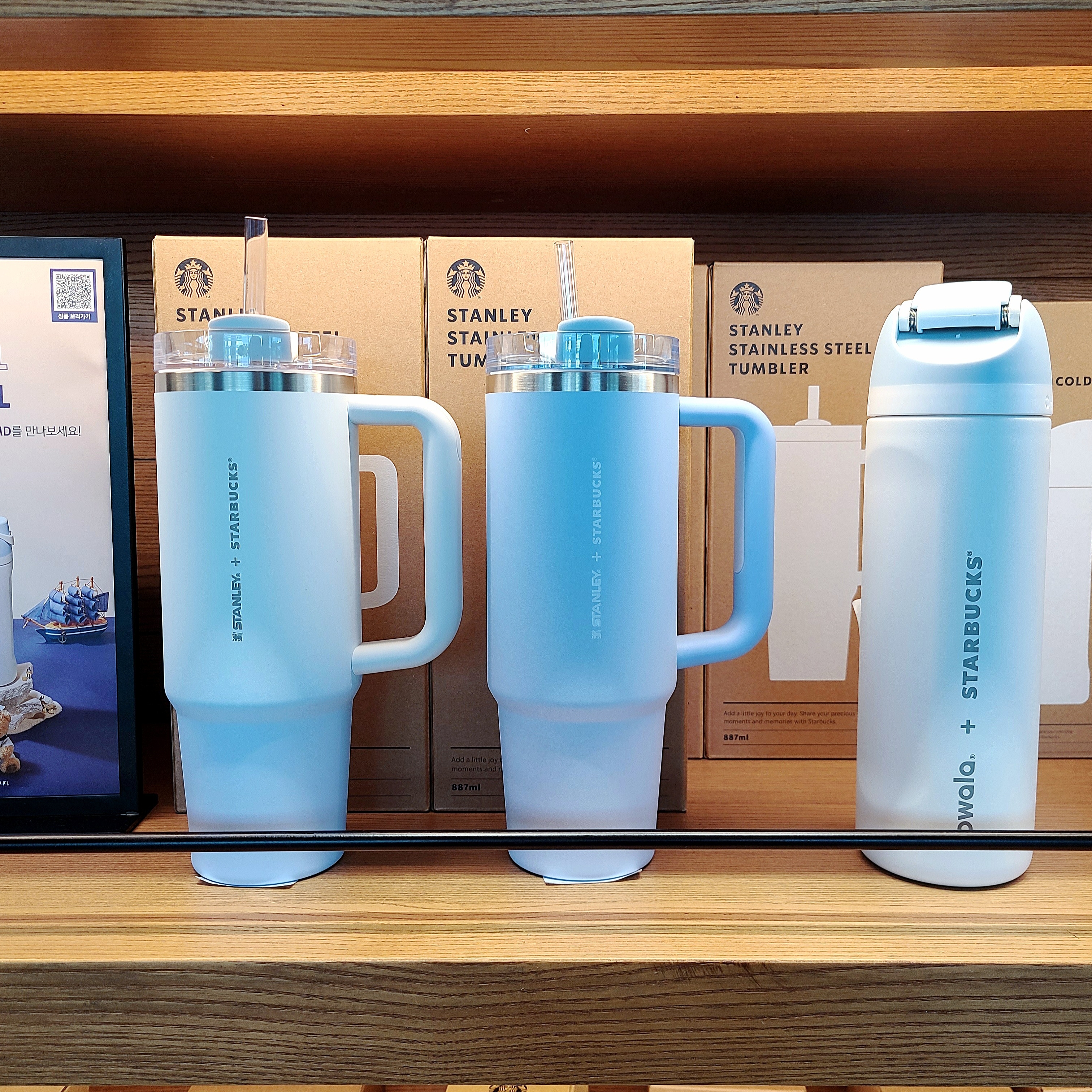 Starbucks SS Stanley White Quencher 887ml, Starbucks SS Stanley Blue Quencher 887ml 착용 스타일 - 2