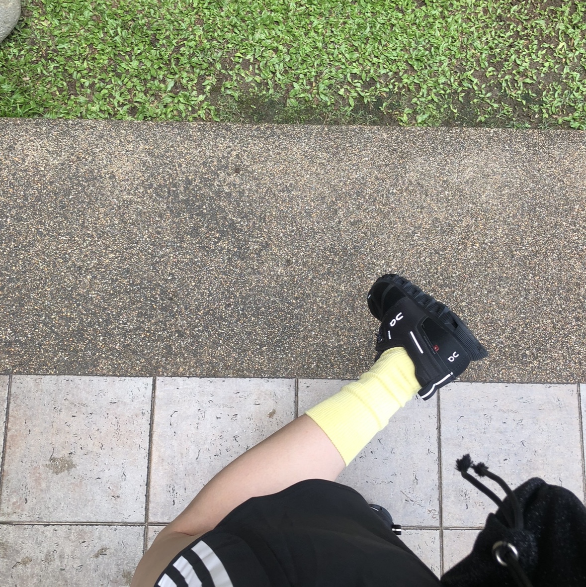 (W) On Running Cloud 5 Waterproof All Black ์ฐฉ์ฉ ์คํ์ผ - 2