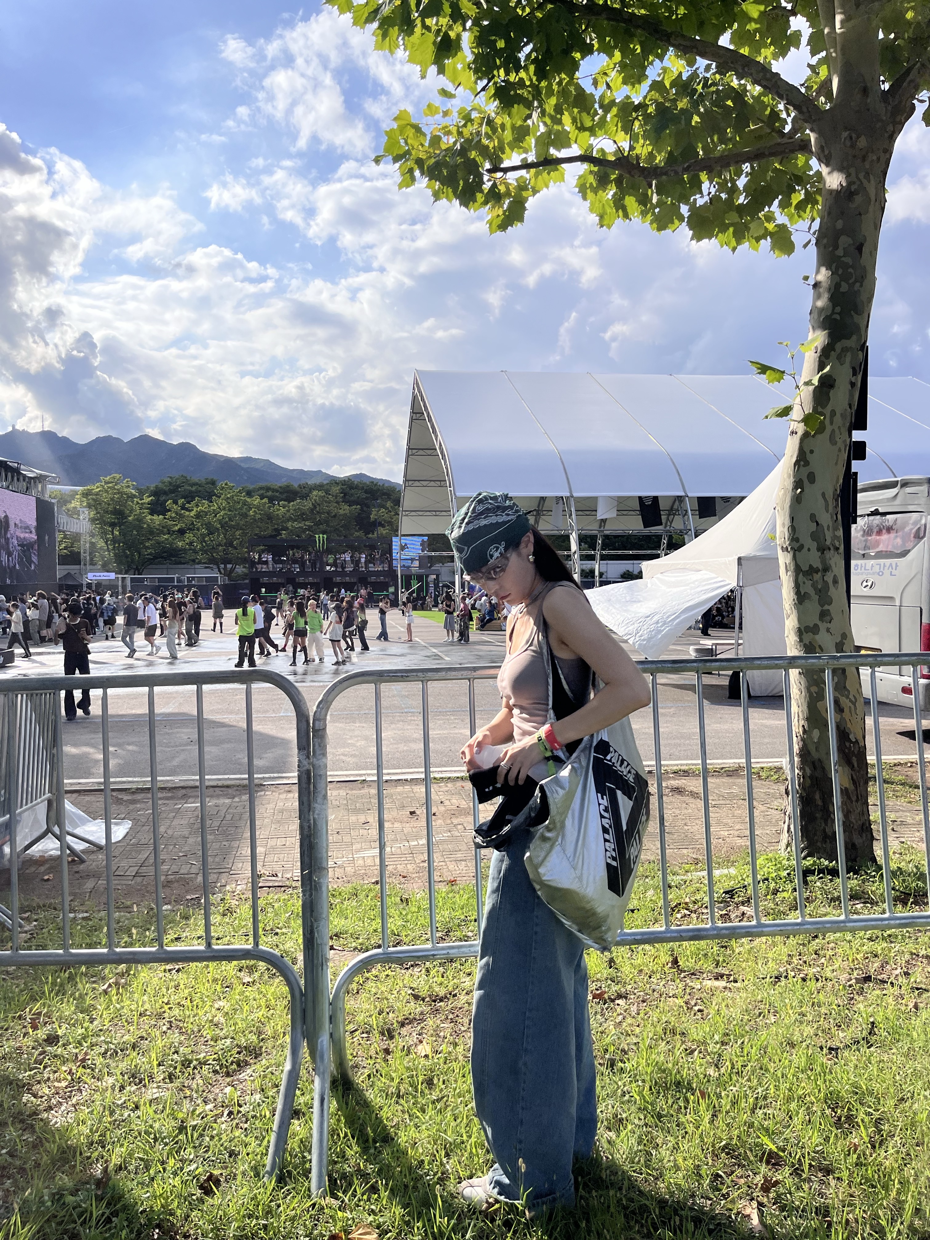 Palace Palace Shop Reusable Bag Silver - 22FW, (W) Adidas Tokyo Off White Better Scarlet 착용 스타일 - 3