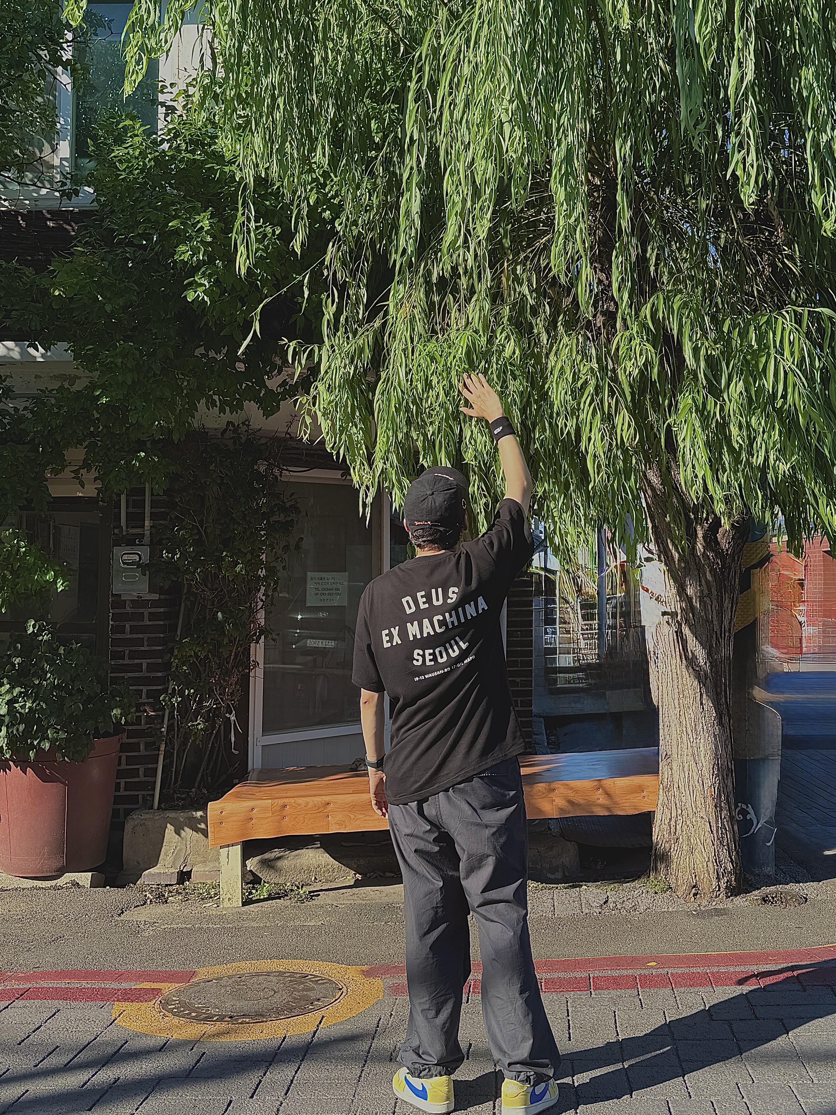 Deus Ex Machina Seoul College T-Shirt Black, Uniqlo C Wide Parachute Pants Black - KR 착용 스타일 - 2