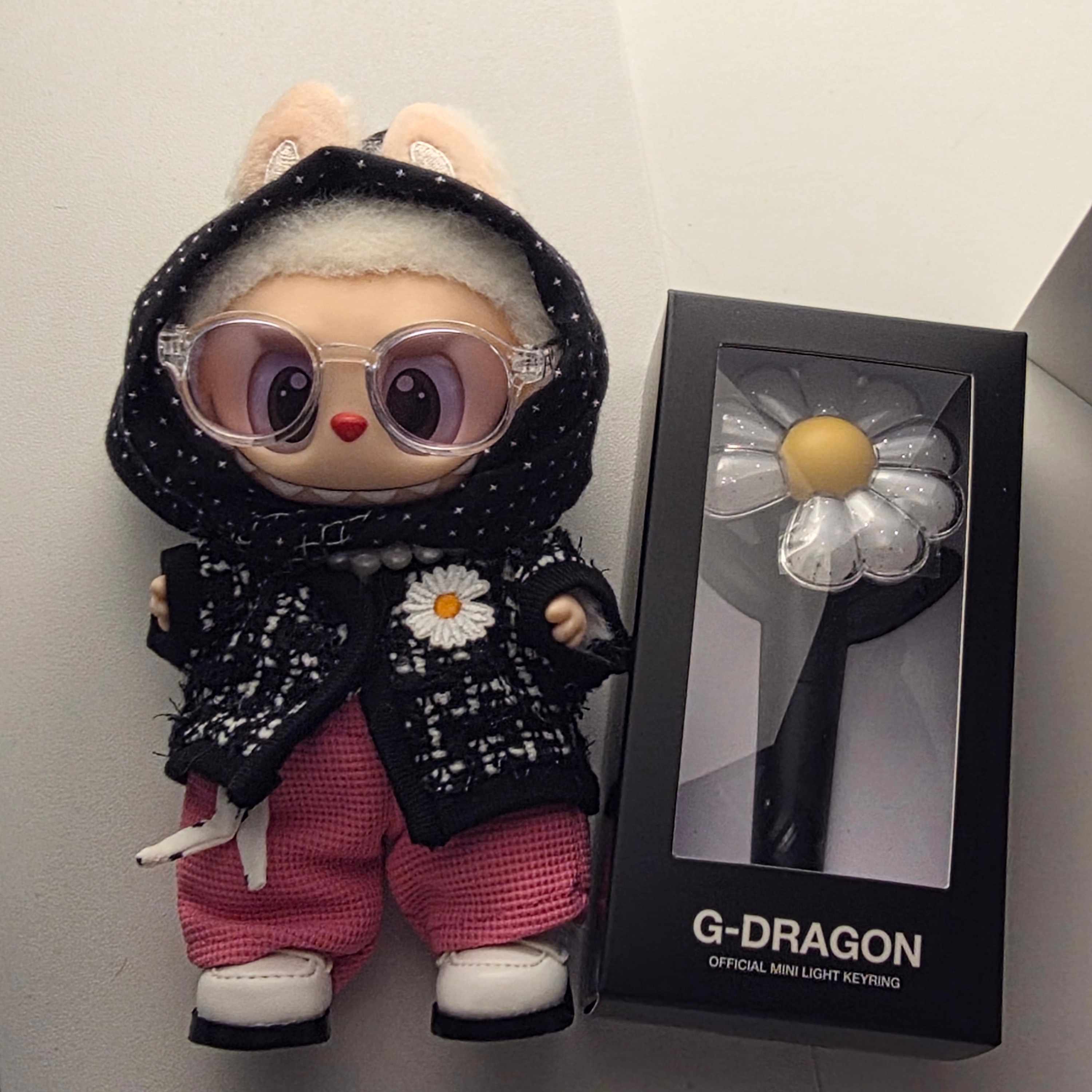 Pop Mart Labubu Coca Cola Series Surprise Shake Keyring (Opened Case), G-DRAGON Ubermensch Official Mini Light Keyring 착용 스타일