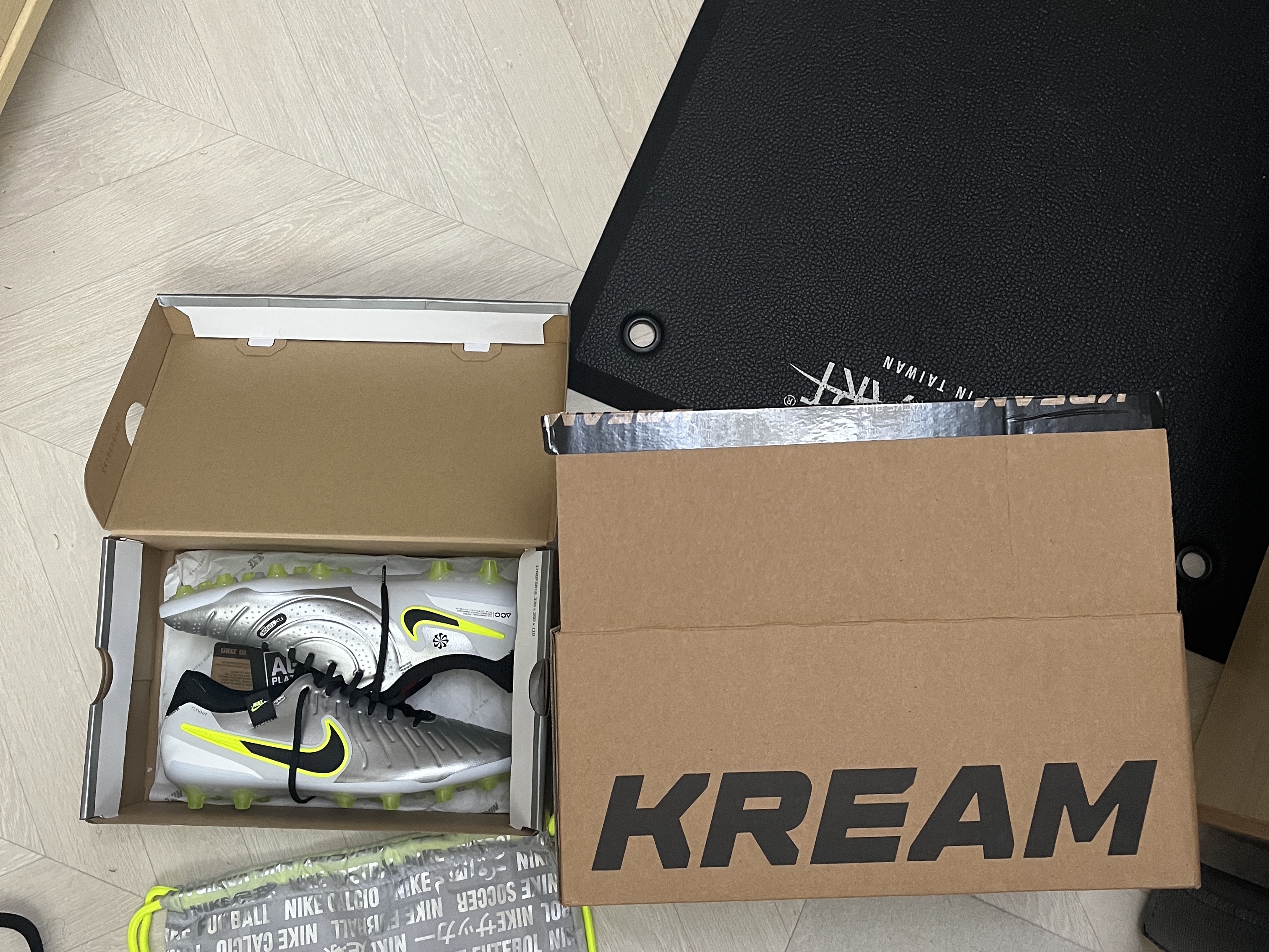 Nike Tiempo Legend 10 Elite AG Metallic Silver Volt 착용 스타일