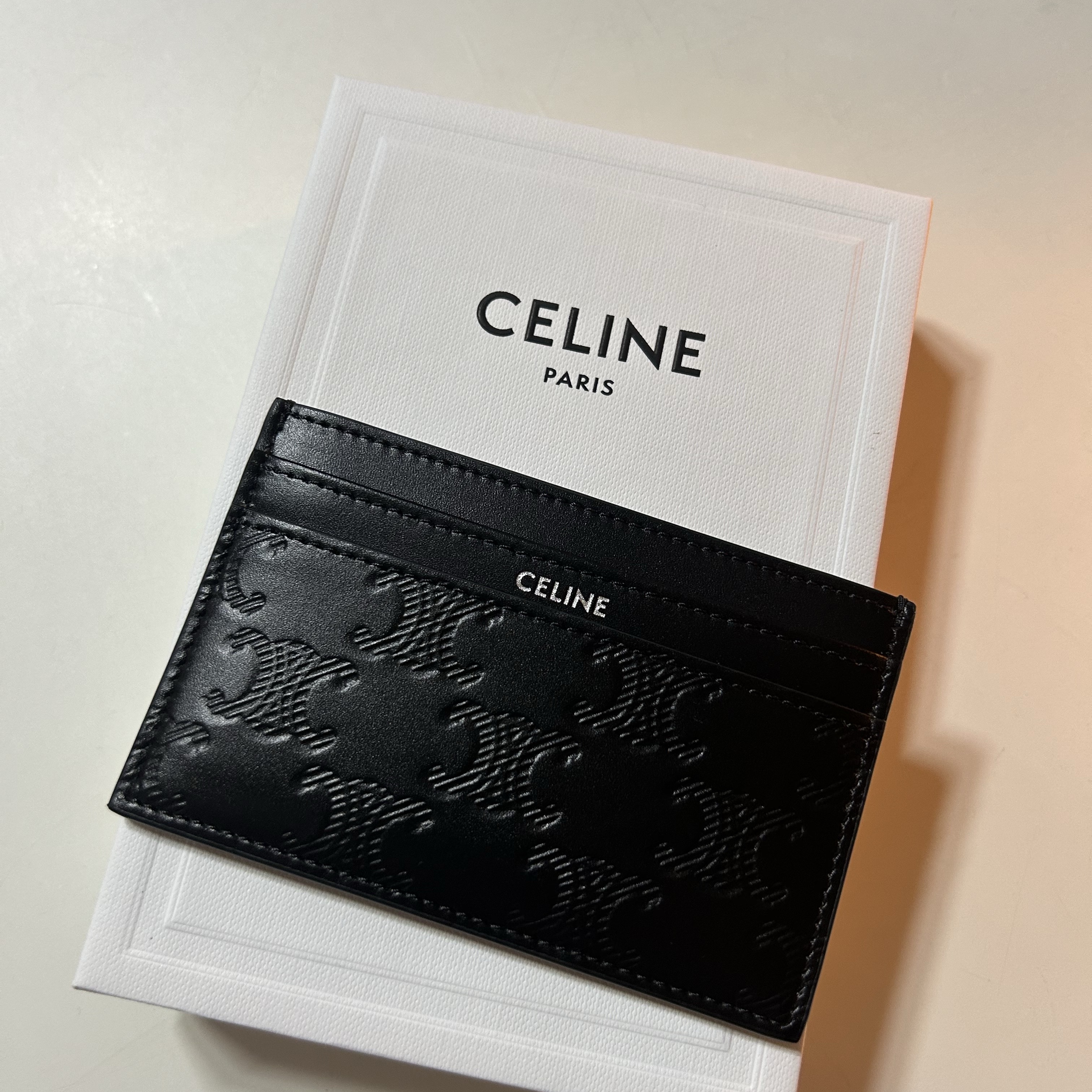 Celine Medium Card Holder in Calfskin with Triomphe Embossed Black 착용 스타일