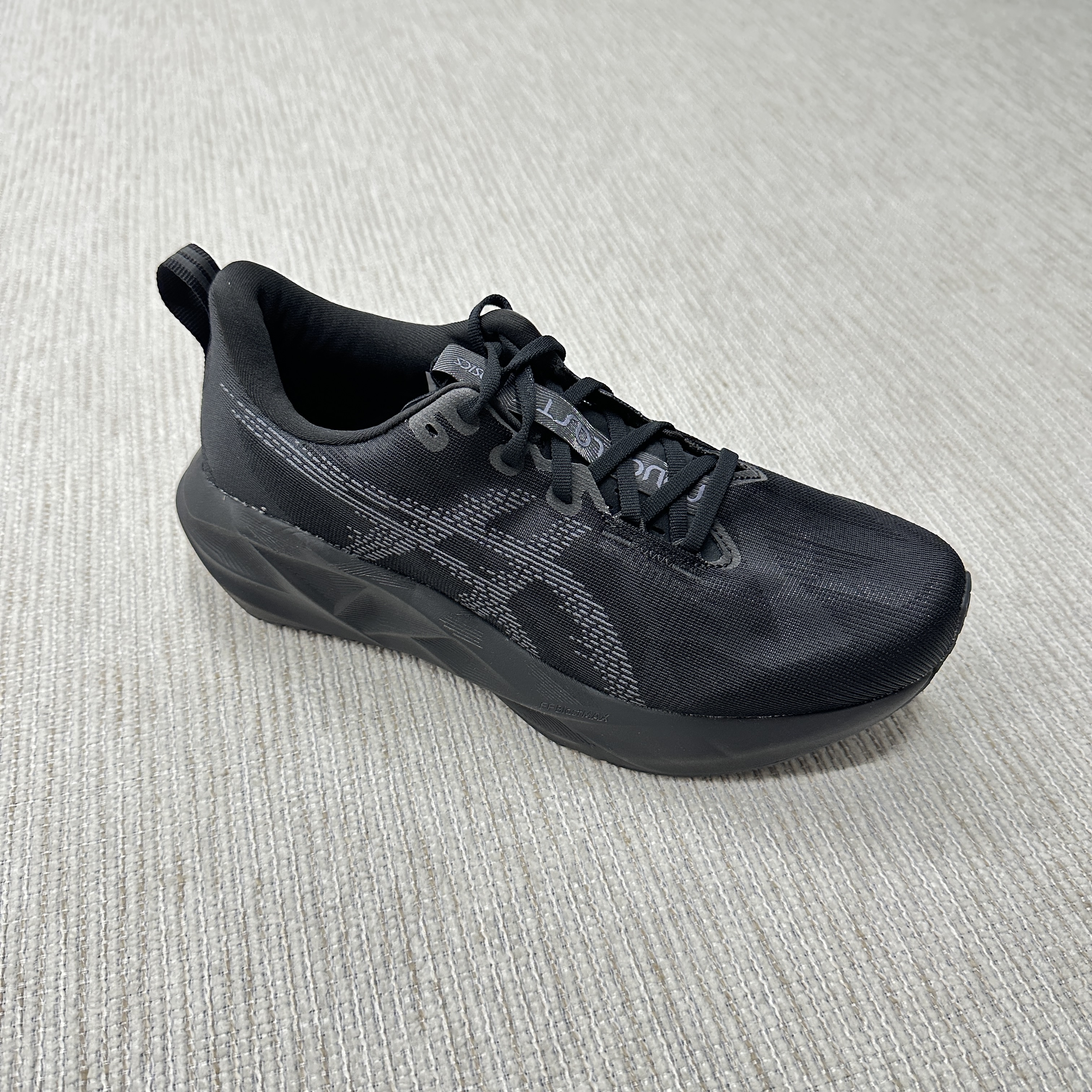Asics Novablast 5 Black Carrier Grey - 2E Wide 착용 스타일 - 1