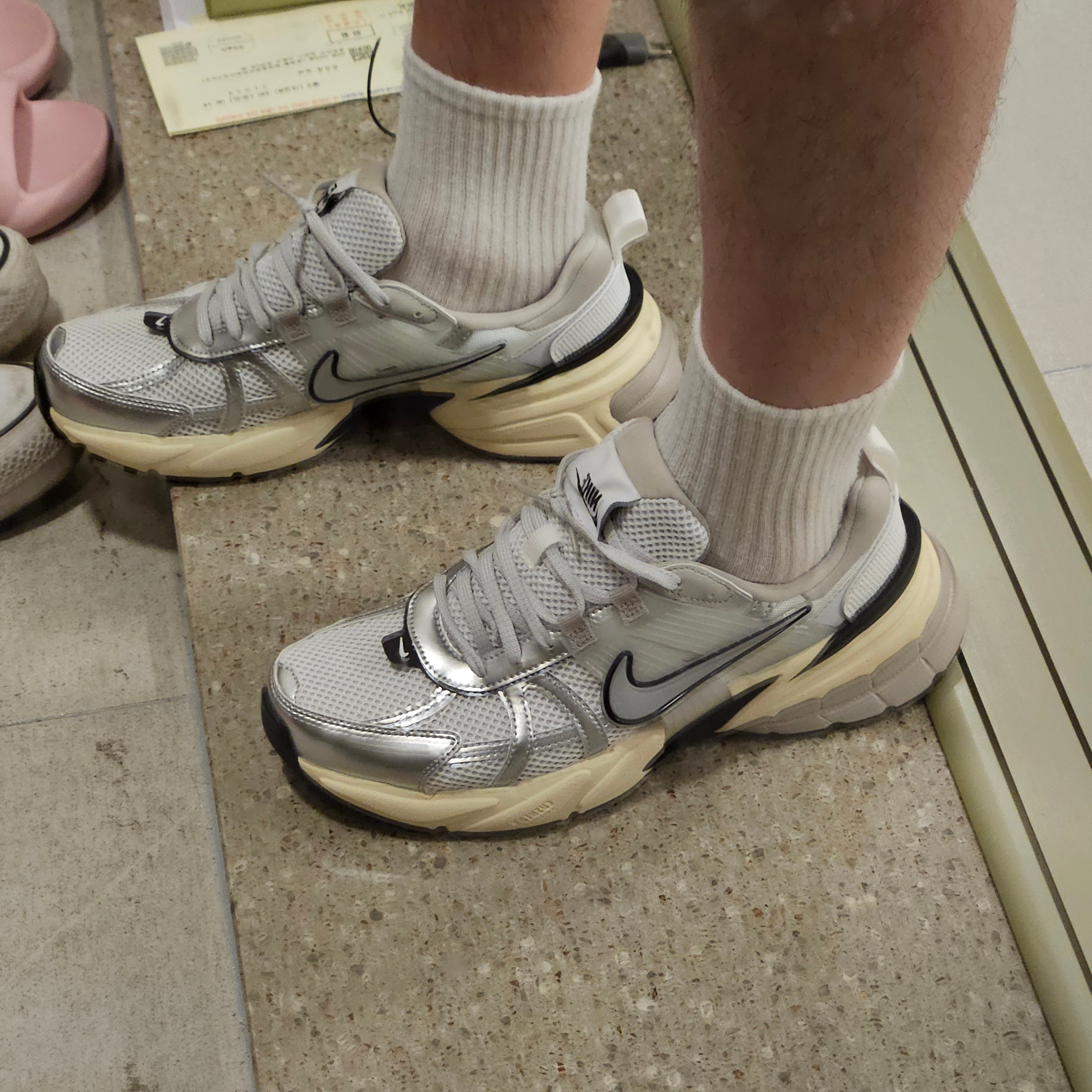 Nike V2K Run Pure Platinum Light Iron Ore 착용 스타일