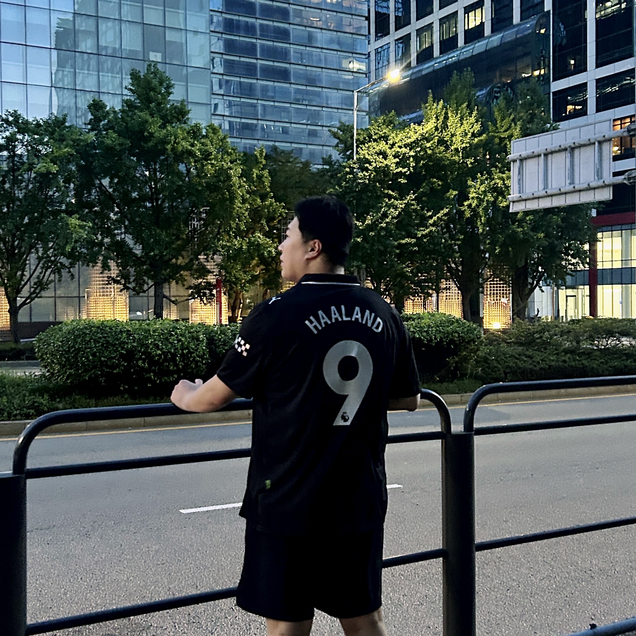 Puma Manchester City 2025/26 Away Authentic Jersey Black (Non Marking Ver.) 착용 스타일 - 1