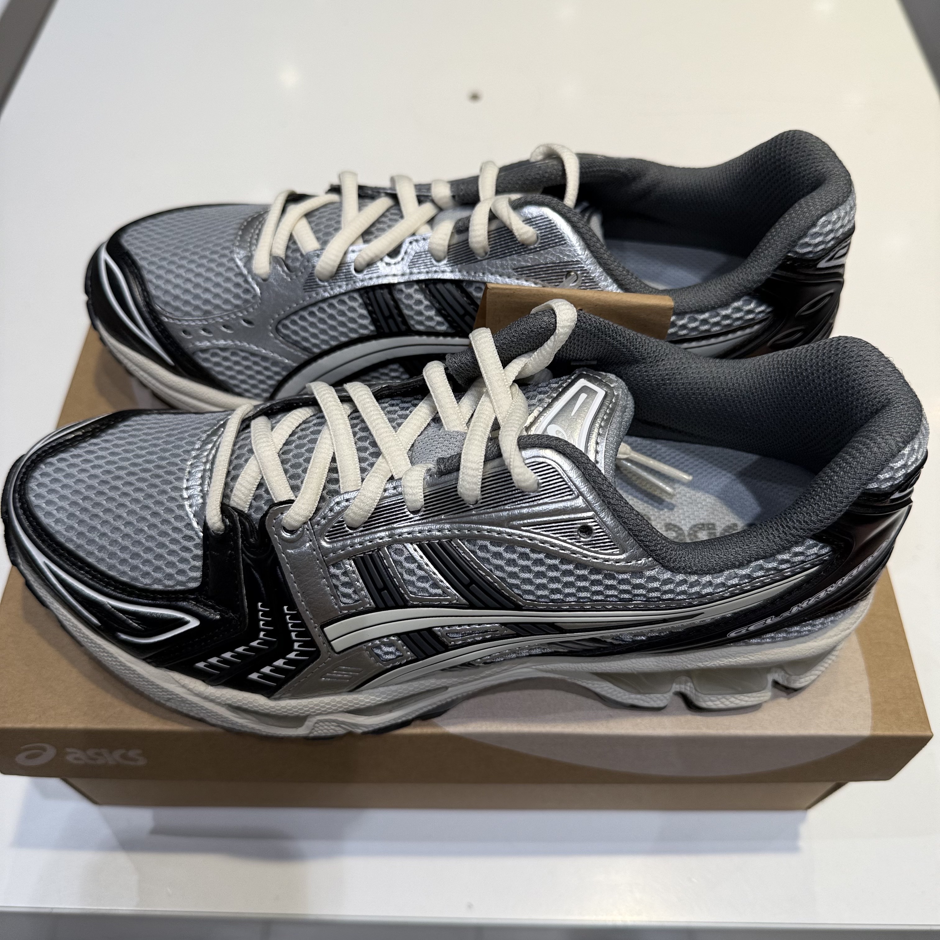 Asics Gel-Kayano 14 Black Glacier Grey 착용 스타일 - 2