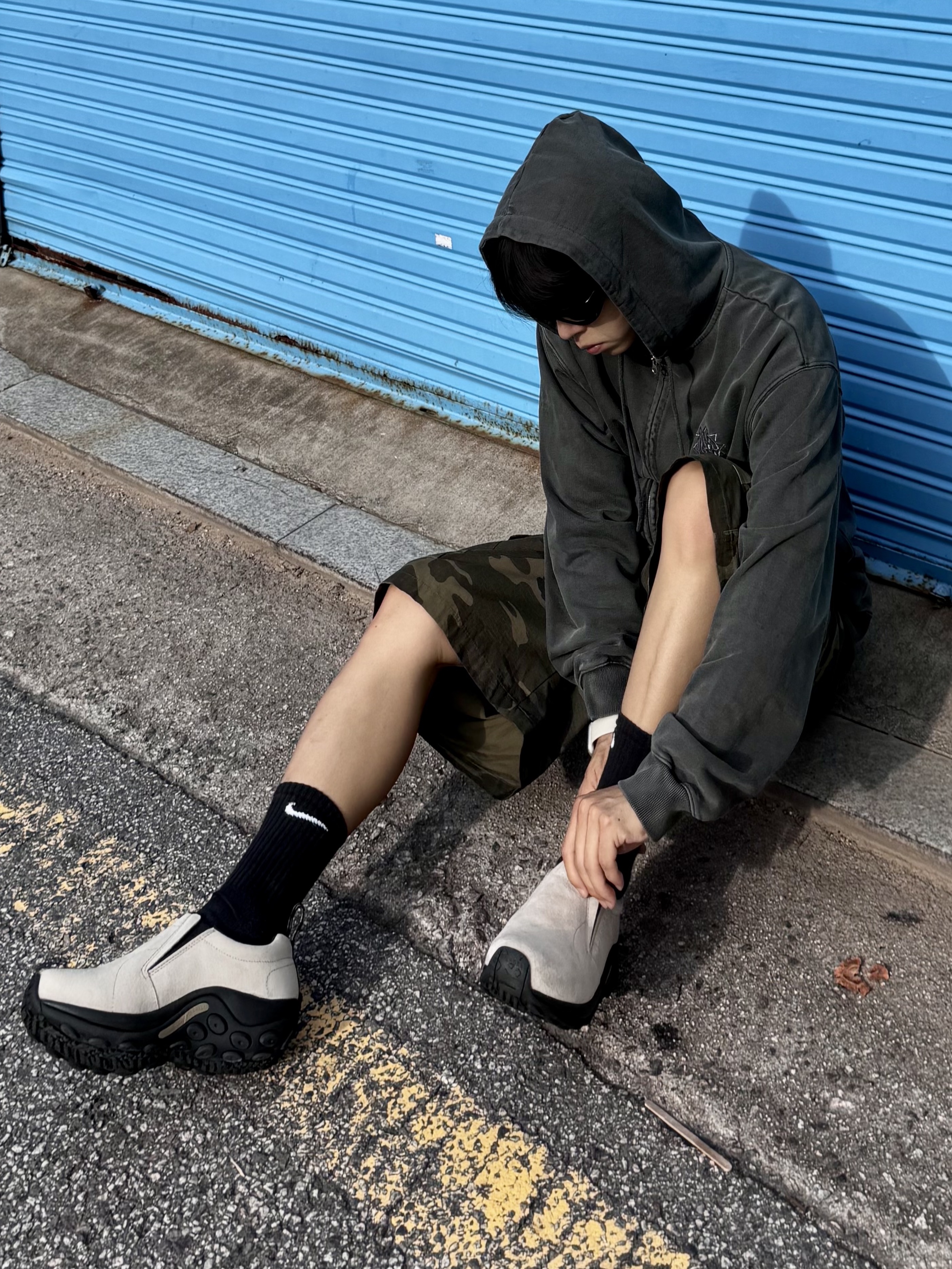 Balenciaga Swift Oval Sunglasses Black, Merrell Jungle Moc Black 착용 스타일 - 1