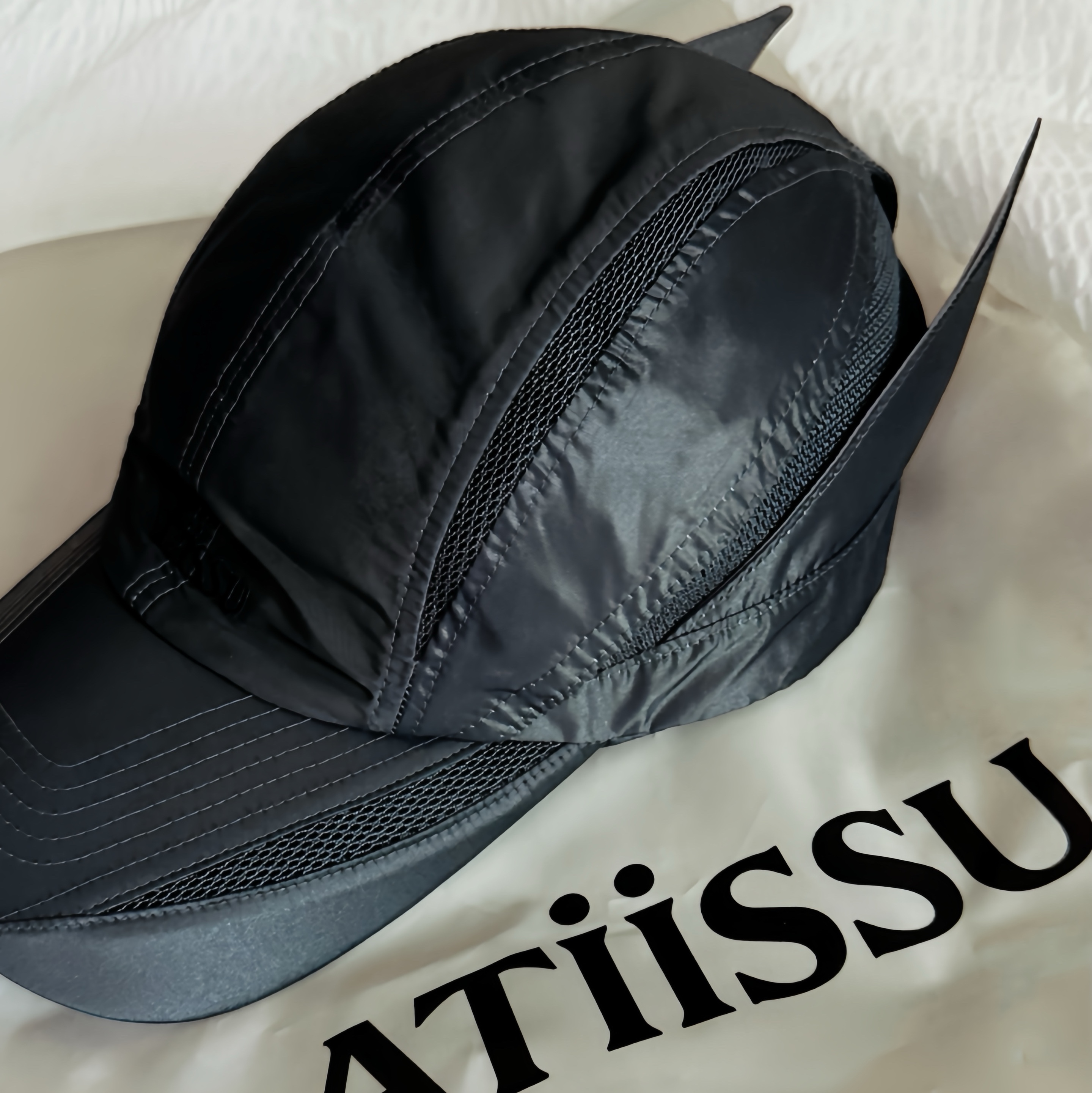 Atiissu Wing Cap Grey 착용 스타일 - 1
