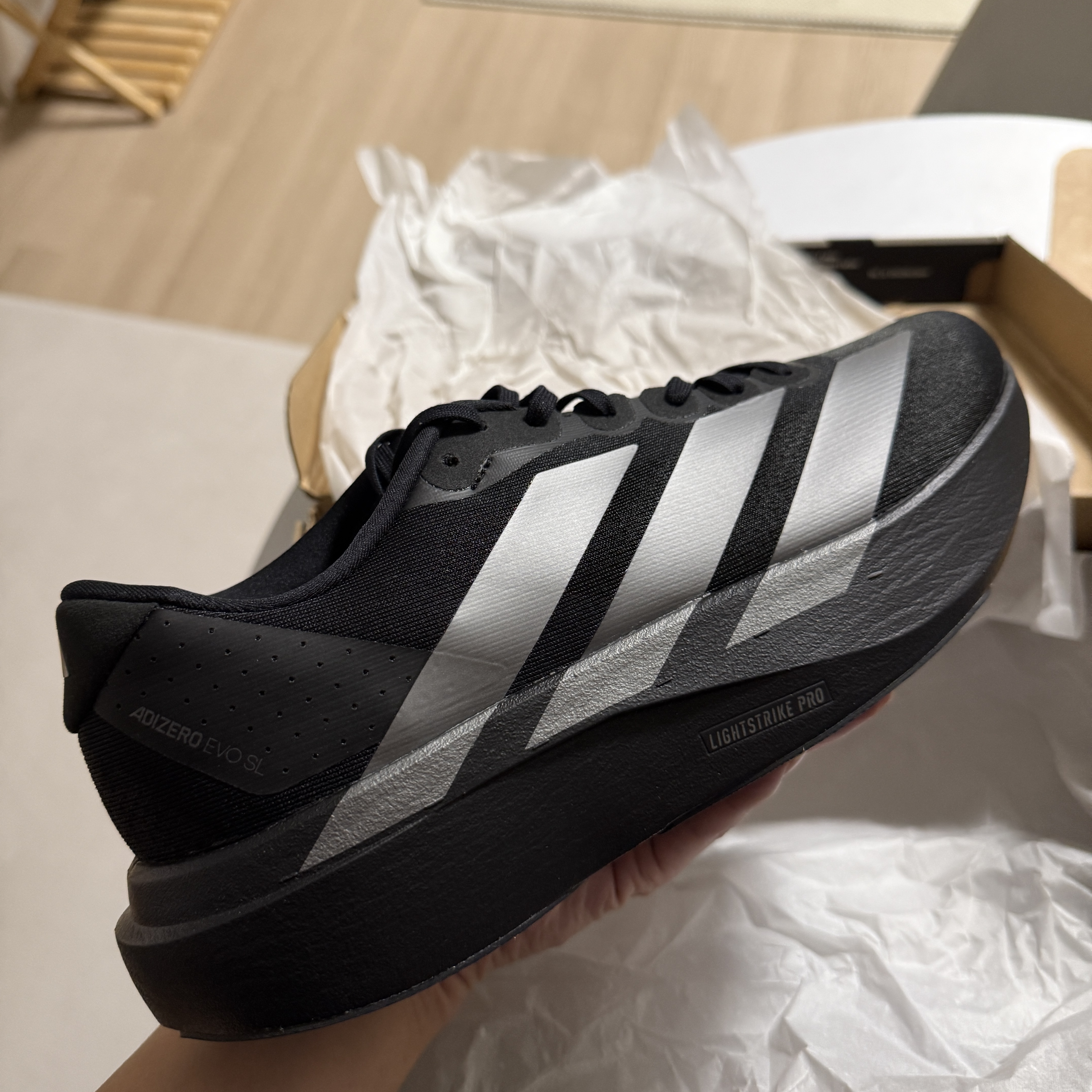 Adidas Adizero EVO SL Core Black Iron Metallic 착용 스타일 - 4