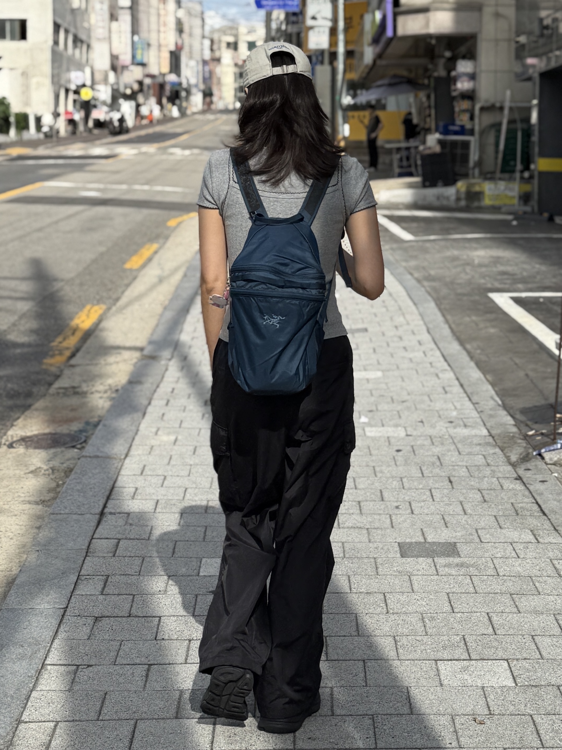 Hoka Bondi 9 Black - Wide, Arc'teryx Heliad 15 Backpack Nightscape 착용 스타일 - 5