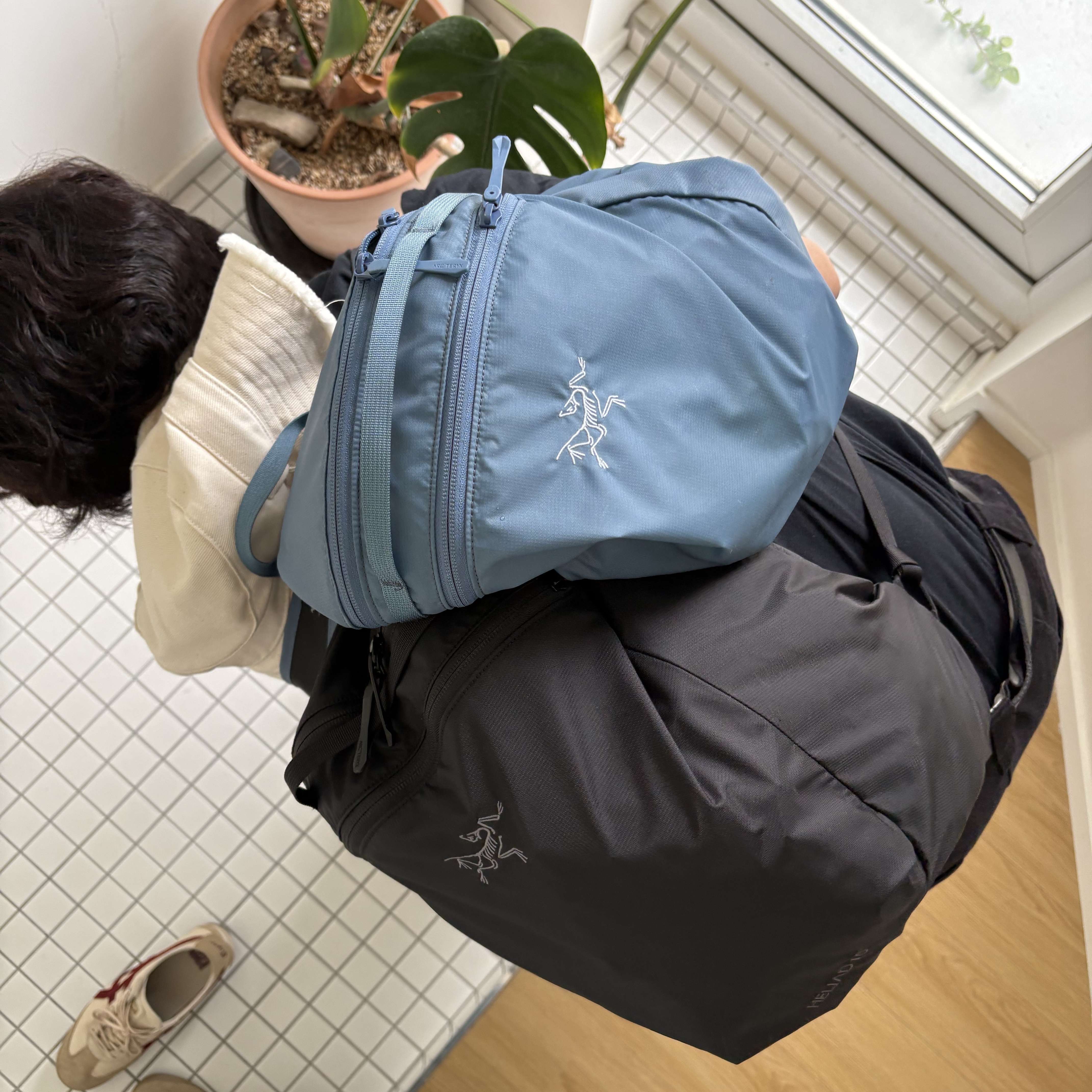 Arc'teryx Heliad 15 Backpack Black, Arc'teryx Heliad 15 Backpack Stone Wash 착용 스타일
