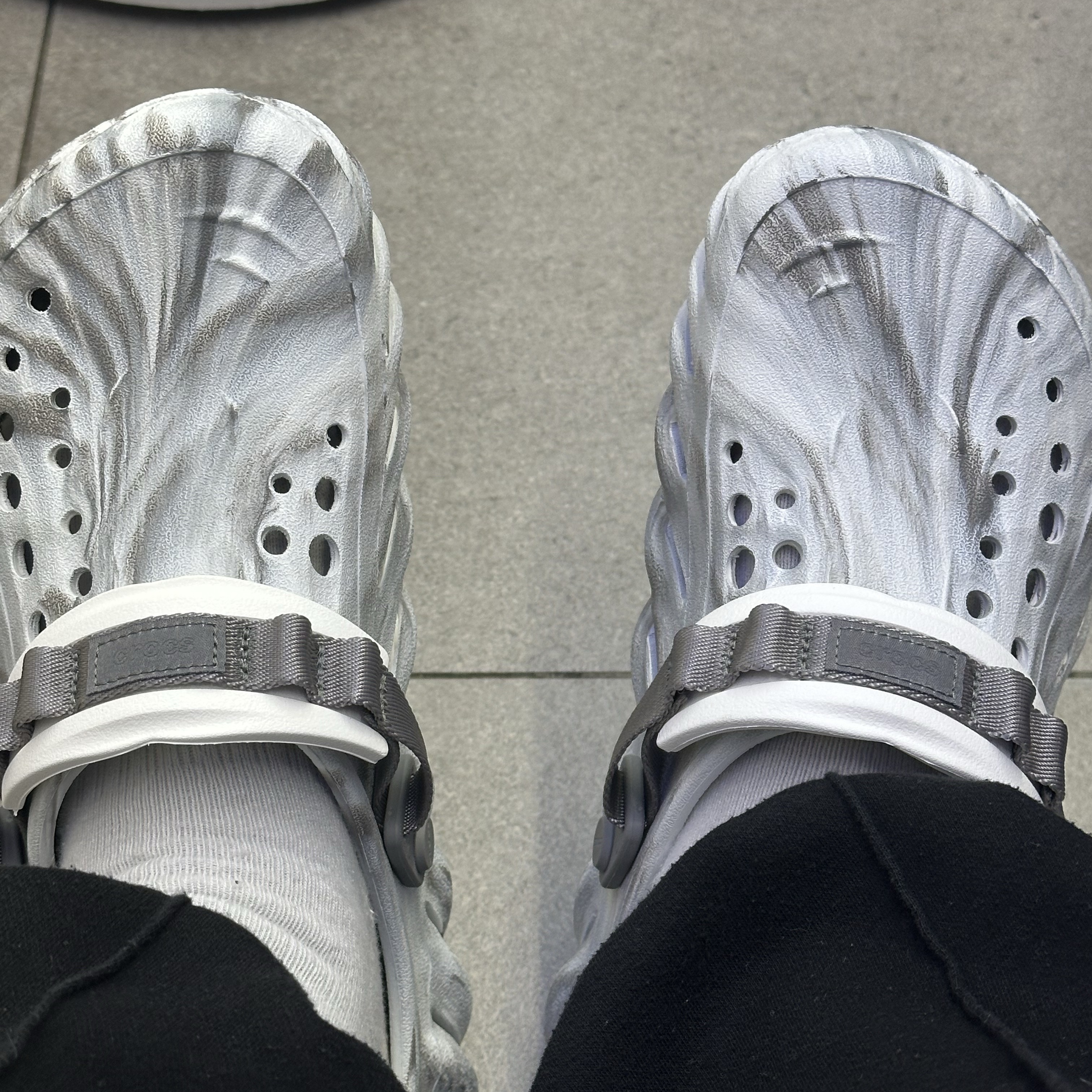 Crocs Echo Marbled Clog Moonlight Multi 착용 스타일