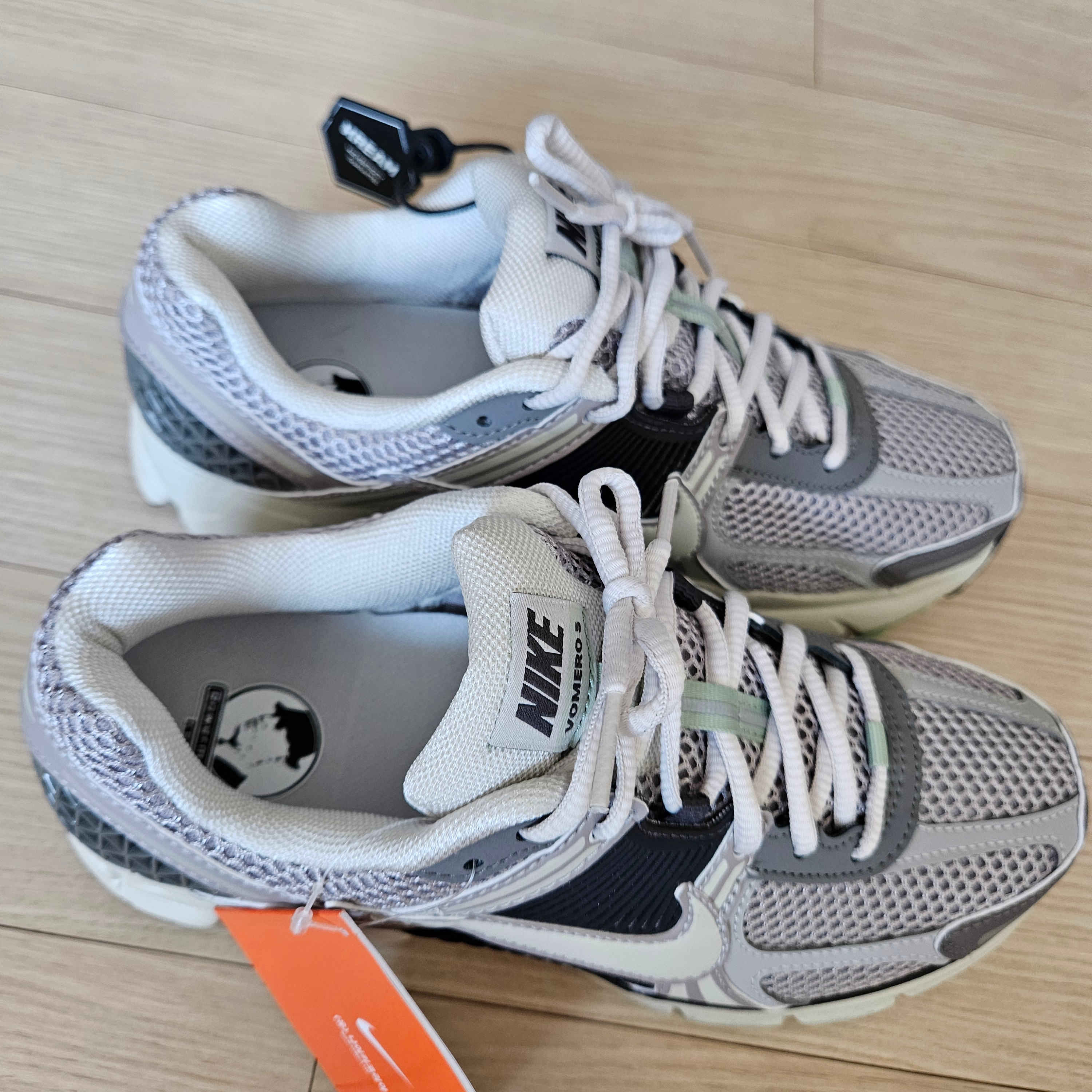 (W) Nike Zoom Vomero 5 Cobblestone and Flat Pewter 착용 스타일 - 1