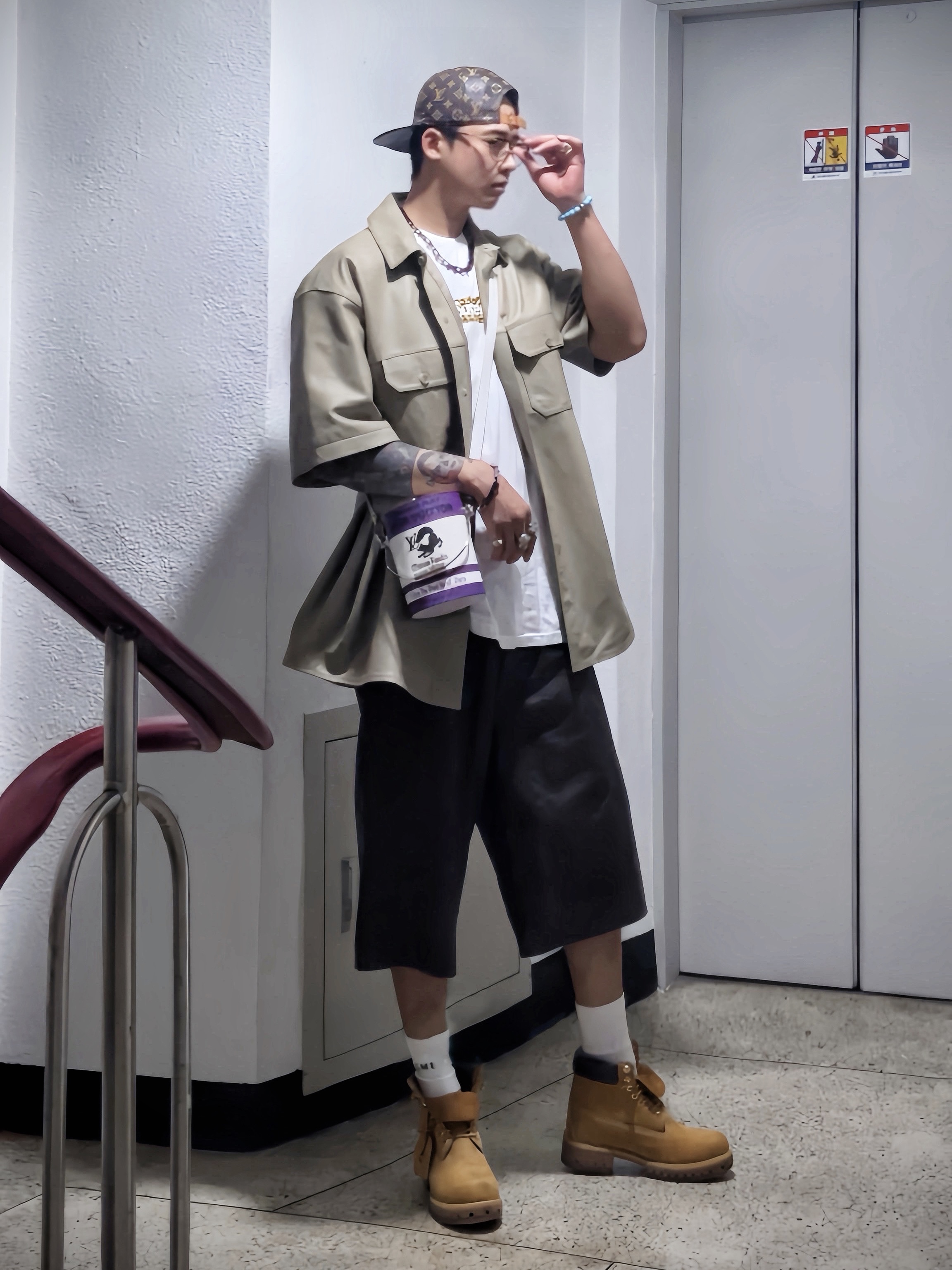Supreme Shanghai Box Logo T-Shirt White - 24SS, Supreme Leather S/S Work Shirt Tan - 23FW 착용 스타일