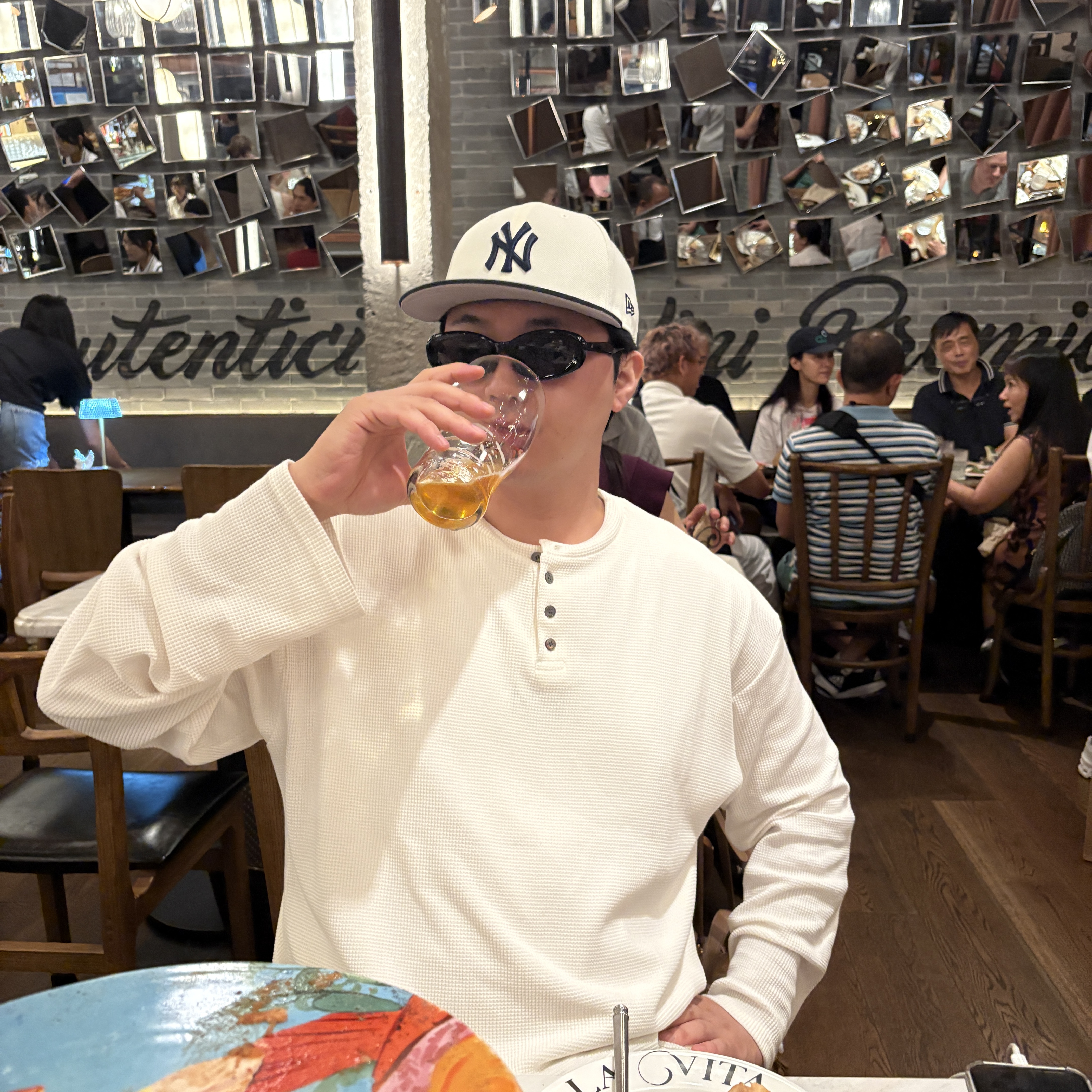 New Era x MoMA New York Yankees Retro Crown 9Fifty Adjustable Baseball Cap White Blue, Ray-Ban RB4441D Bio-Based Polished Black Frame Dark Grey Lenses Low Bridge Fit 착용 스타일