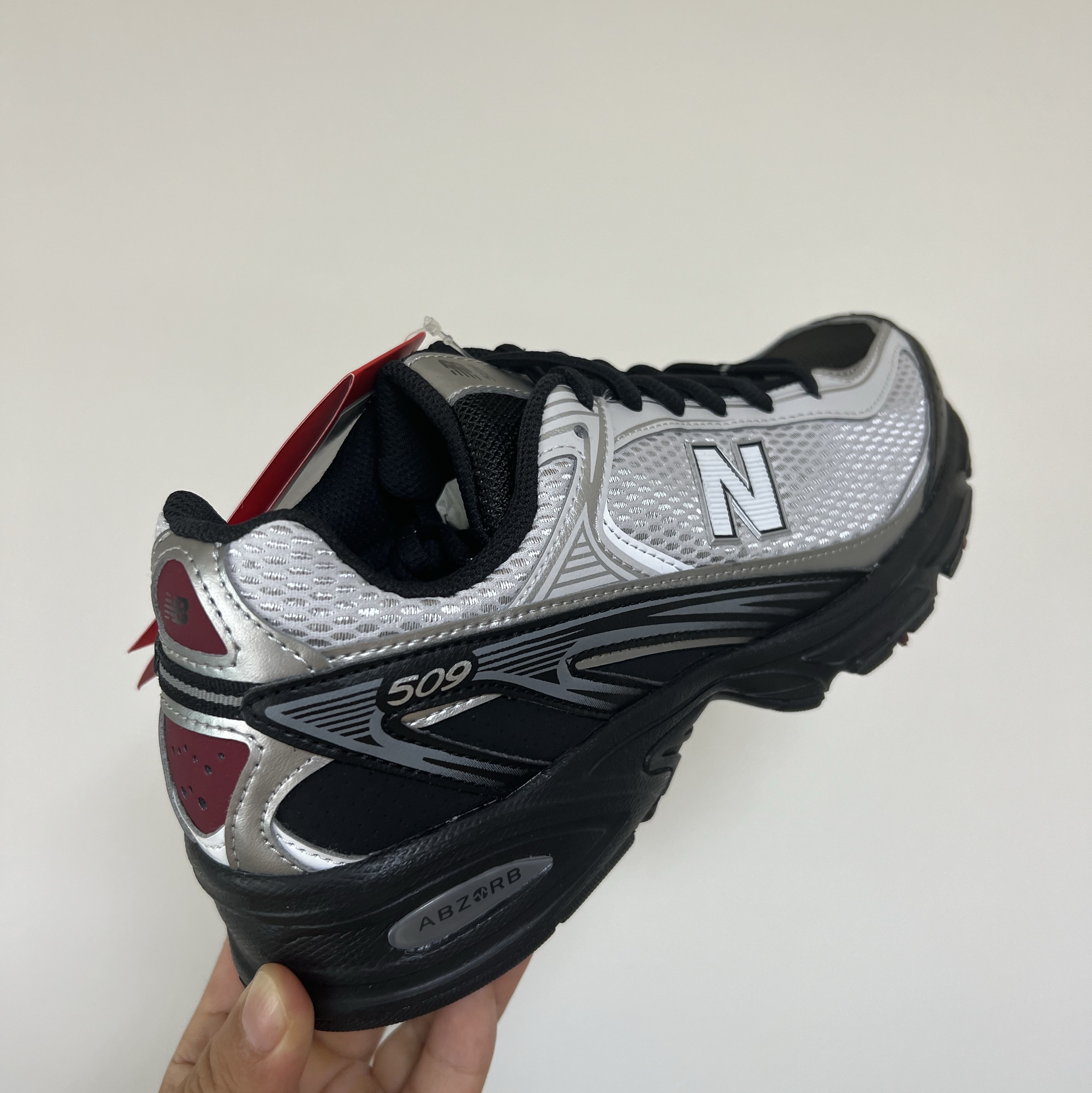 New Balance 509 Black Gray 착용 스타일 - 2