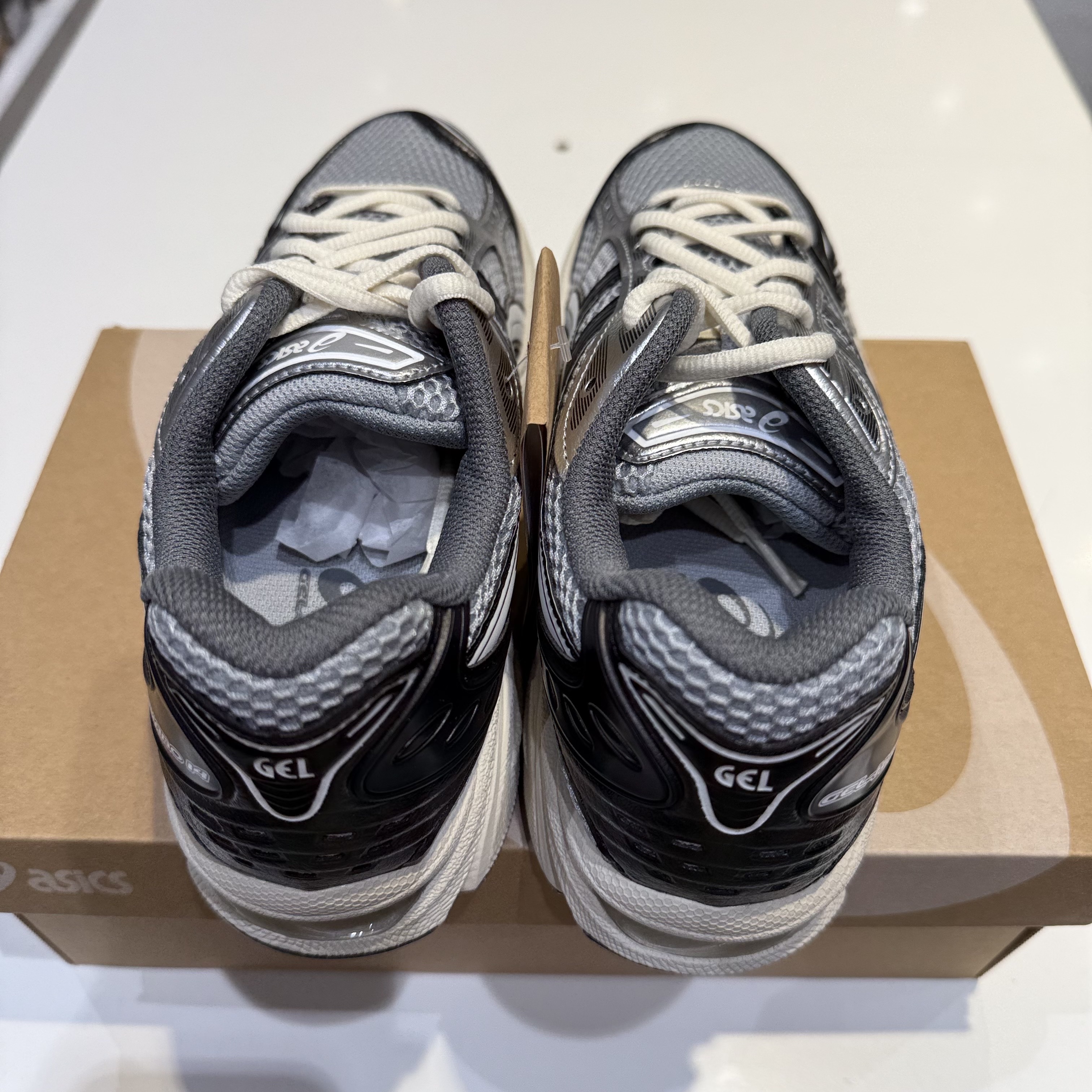 Asics Gel-Kayano 14 Black Glacier Grey 착용 스타일 - 3
