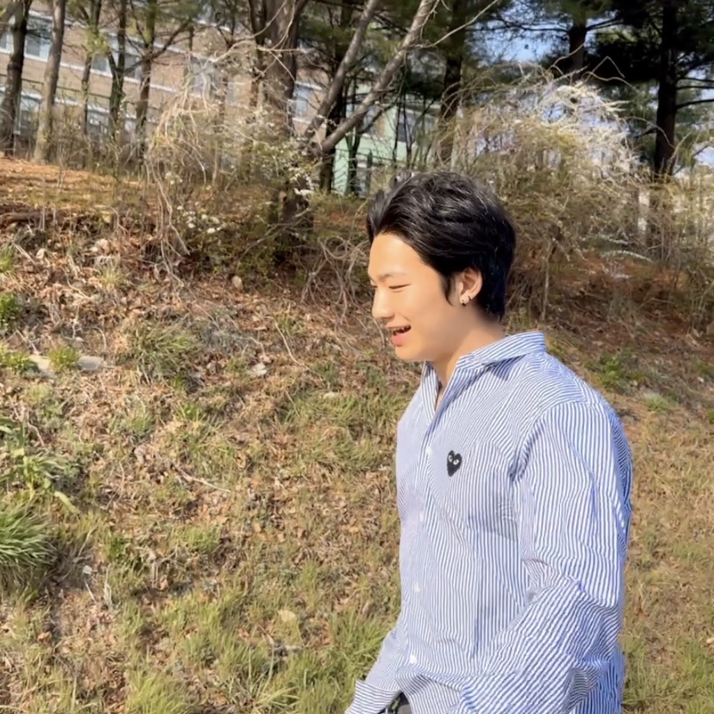 Play Comme des Garcons Striped Black Heart Shirt Blue 착용 스타일 - 1