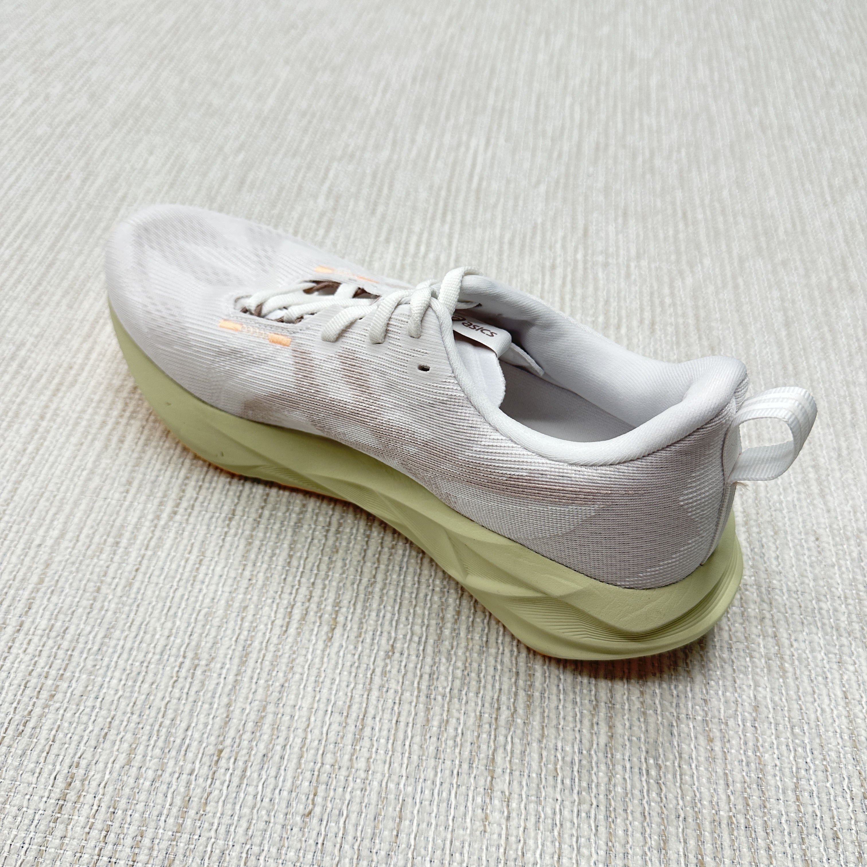 Asics Novablast 5 White Fawn - 2E Wide 착용 스타일 - 2
