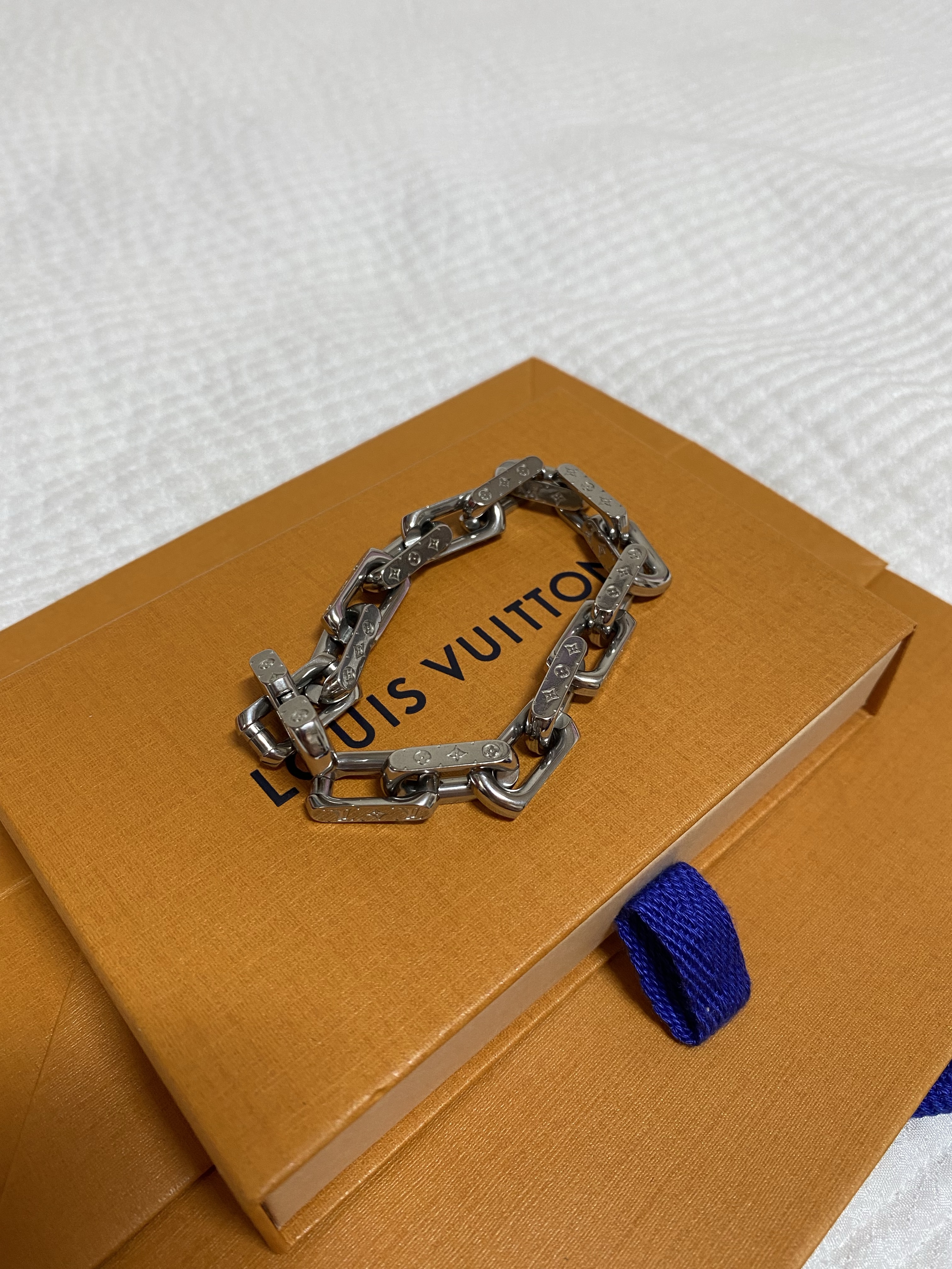 Louis Vuitton Monogram Chain Bracelet Silver 착용 스타일