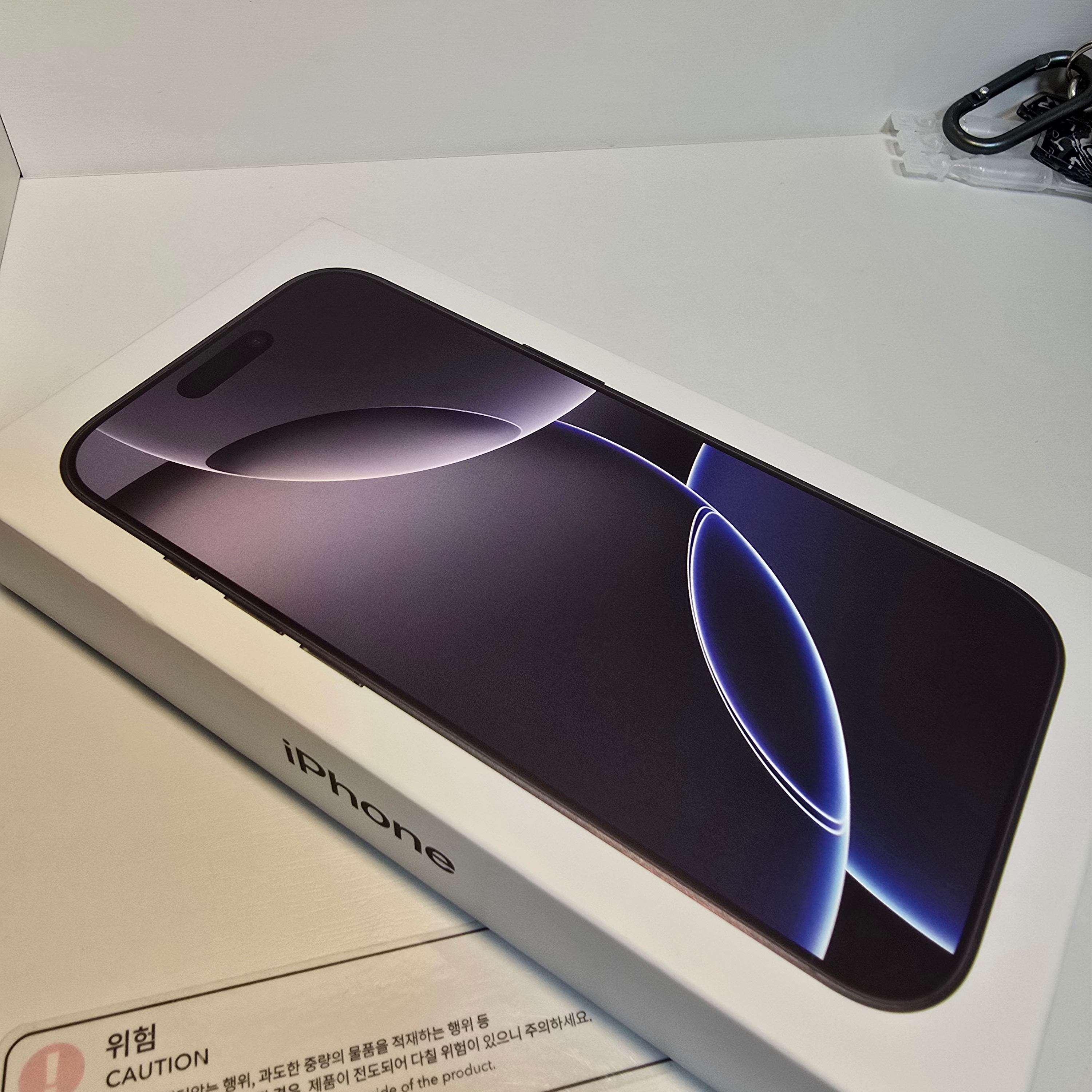 Apple iPhone 16 Pro 256GB Black Titanium (Korean Ver.) 착용 스타일 - 1