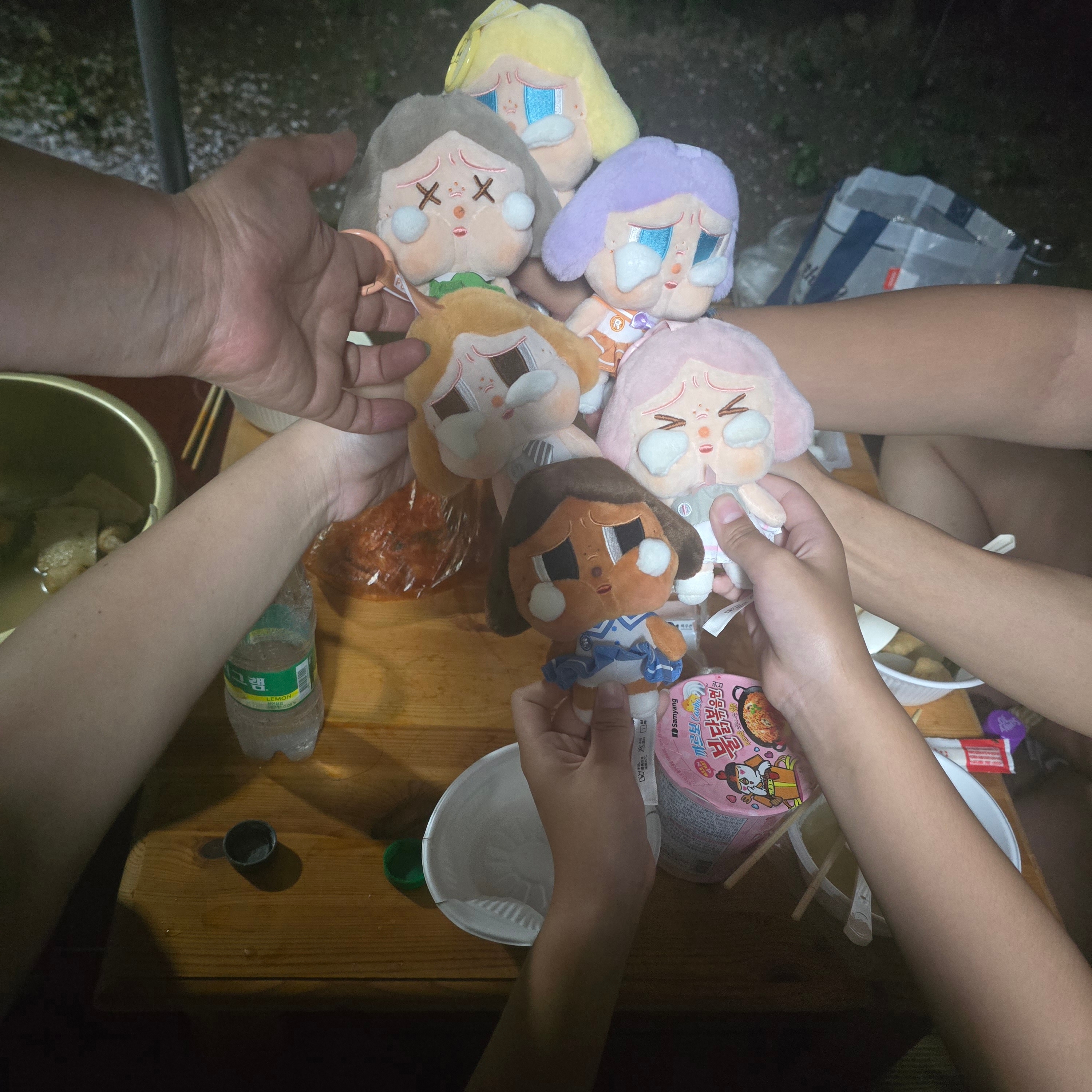 Pop Mart Crybaby Sunset Concert Series Keyring Sealed Case (6 Blind Boxes) 착용 스타일