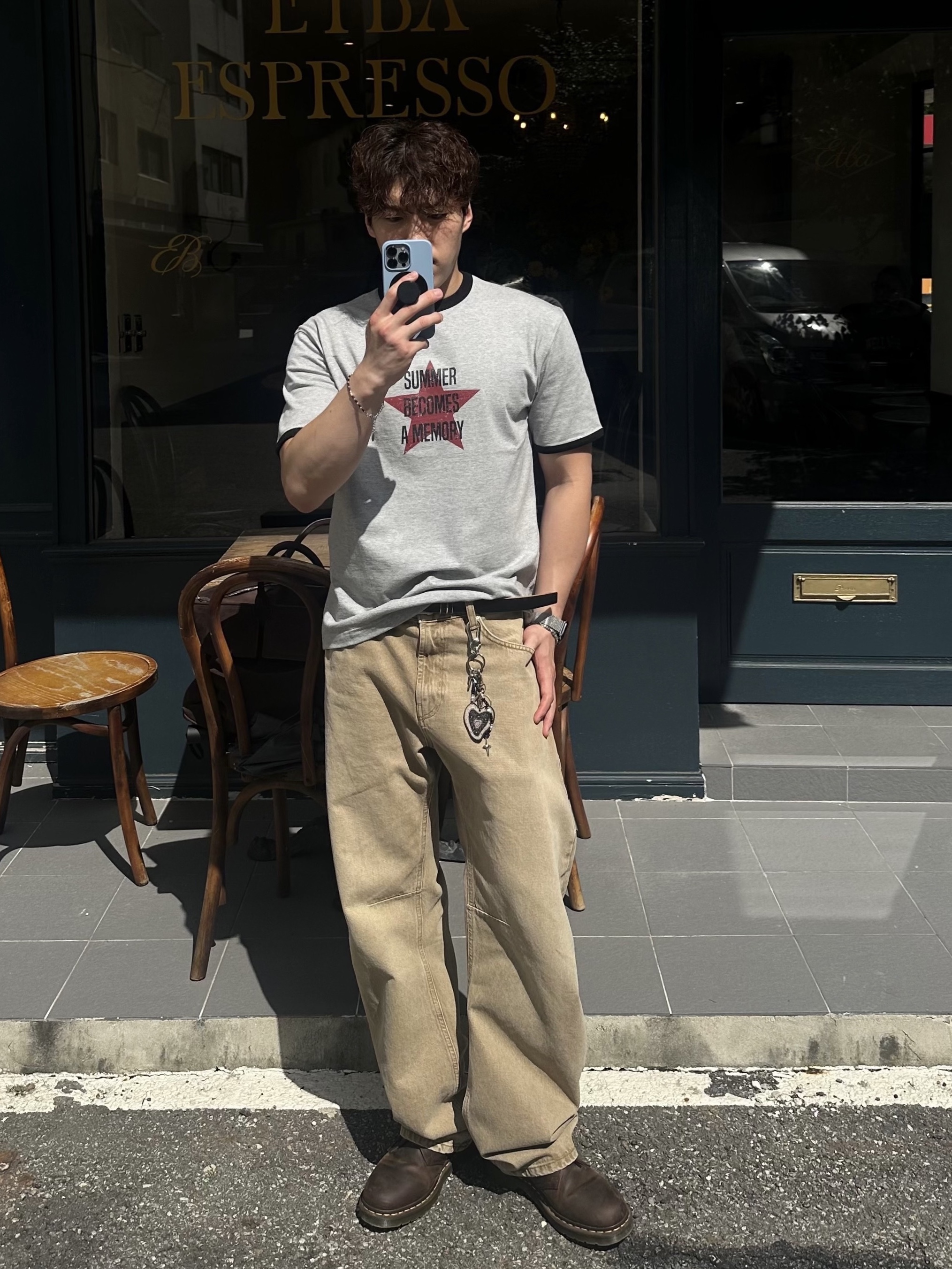 Dr. Martens 1461 Crazy Horse Dark Brown, Say Touche Liquified Persian Keyring Black 착용 스타일 - 3