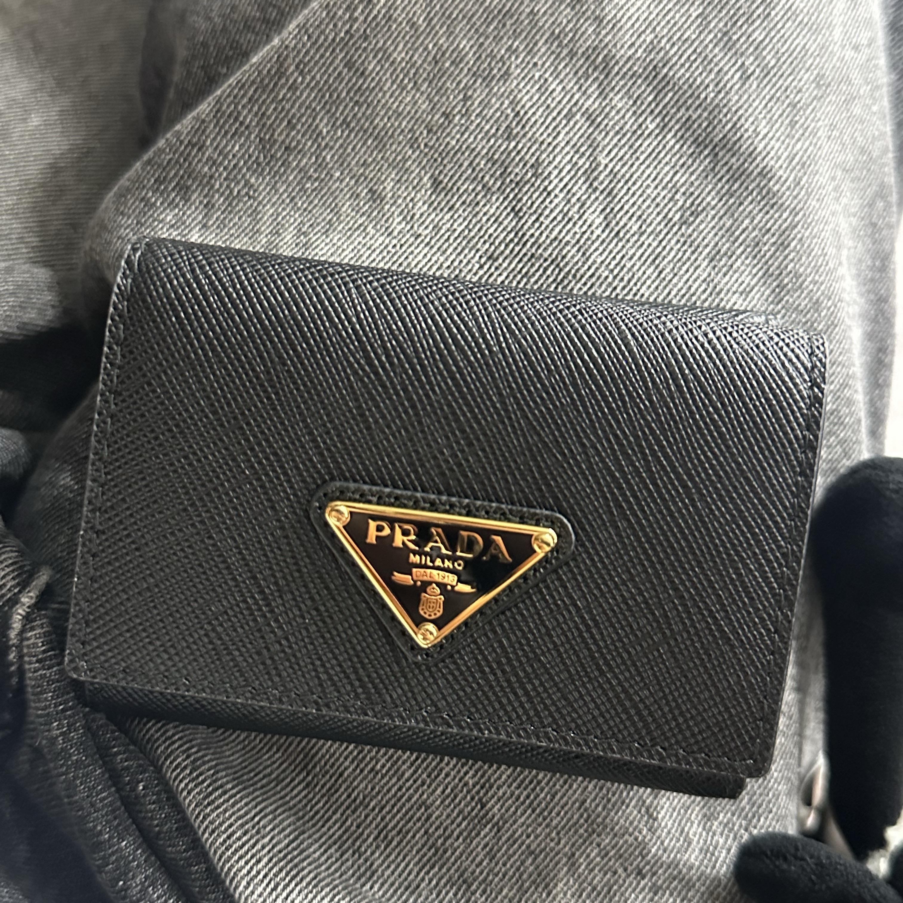 Prada Small Saffiano Leather Wallet Black 착용 스타일 - 2
