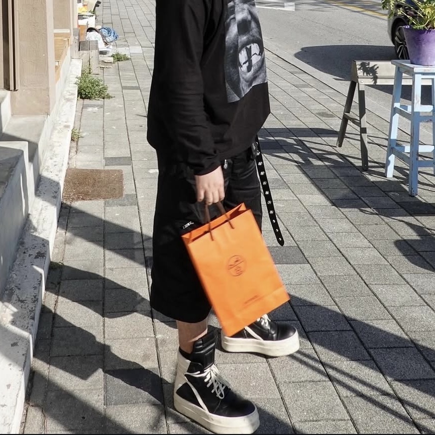 Rick Owens Hollywood Mega Bumper Geobasket in Full Grain Calf Leather Black Milk, Cost Per Kilo Moduler Cargo Pants Black 착용 스타일