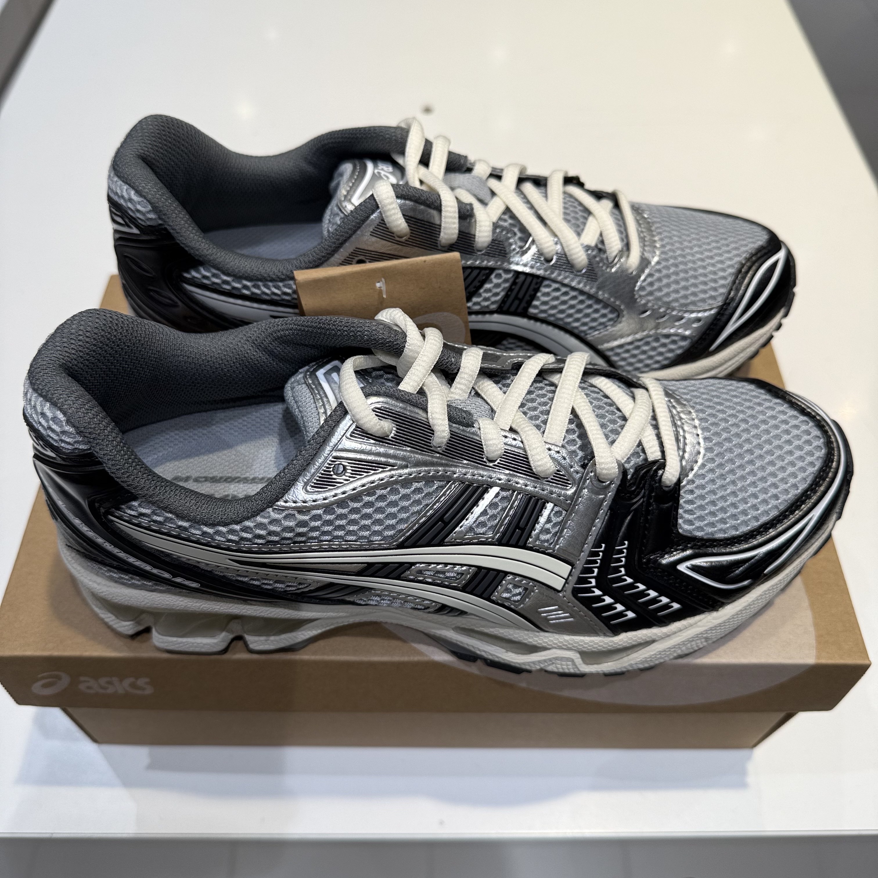 Asics Gel-Kayano 14 Black Glacier Grey 착용 스타일 - 4